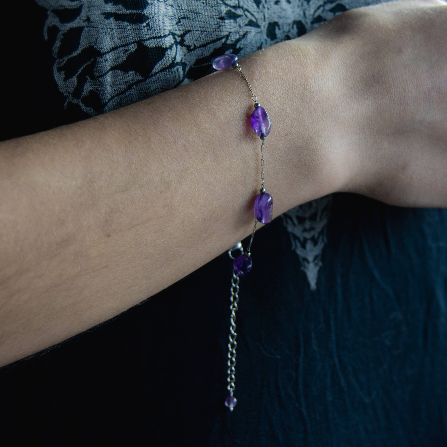 Bransoletka na łańcuszku z bryłkami ametystu