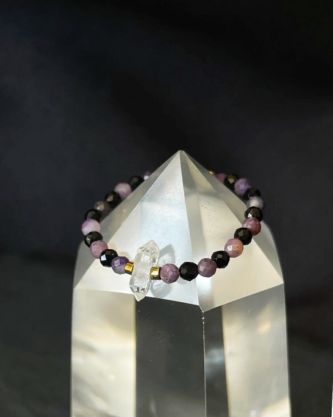 Pierścionek elastyczny z czaroitem, czarnym turmalinem i herkimerem