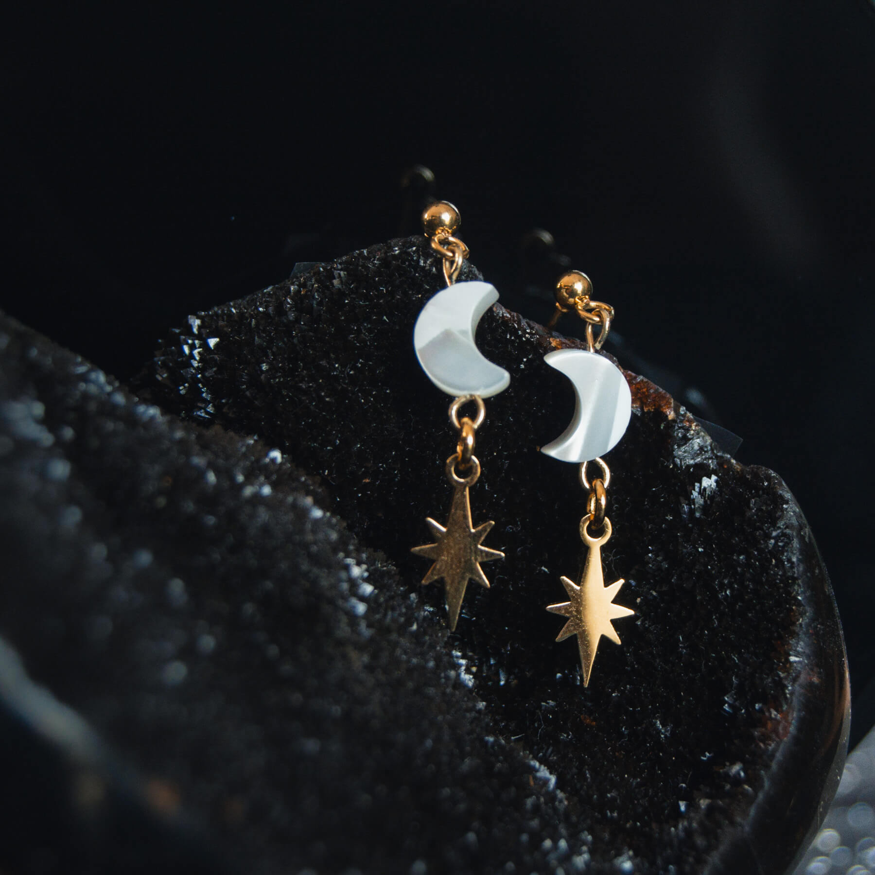 Kolczyki z księżycami z masy perłowej