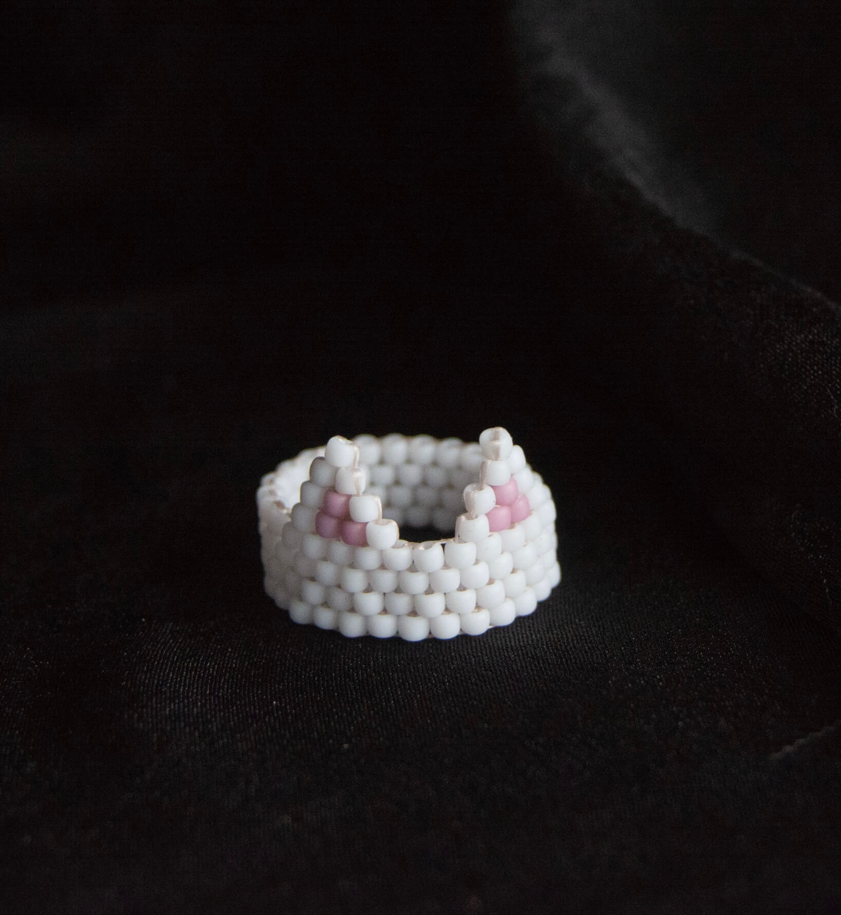 Pierścionek biały kotek