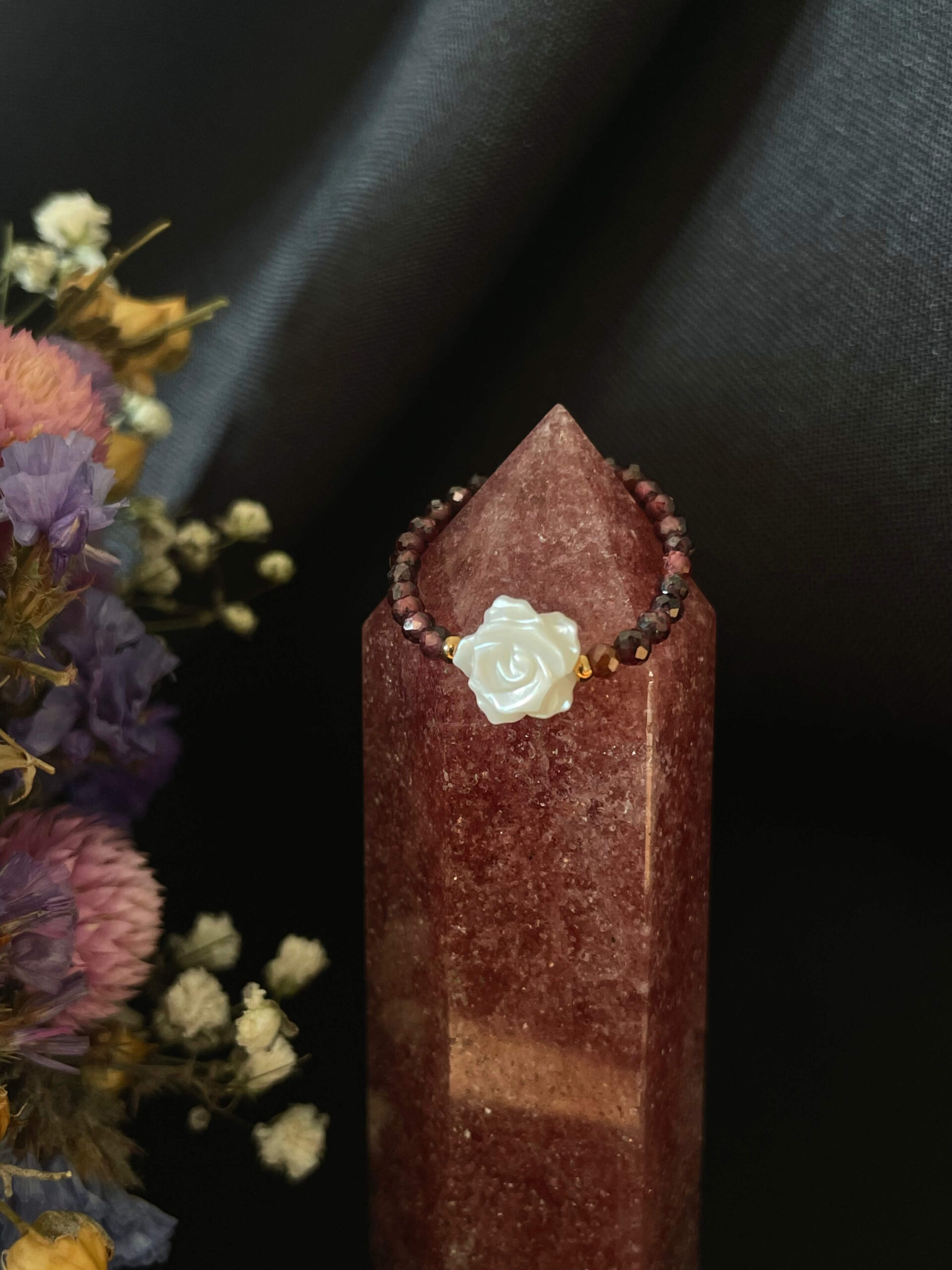 Pierścionek elastyczny z granatem i różą