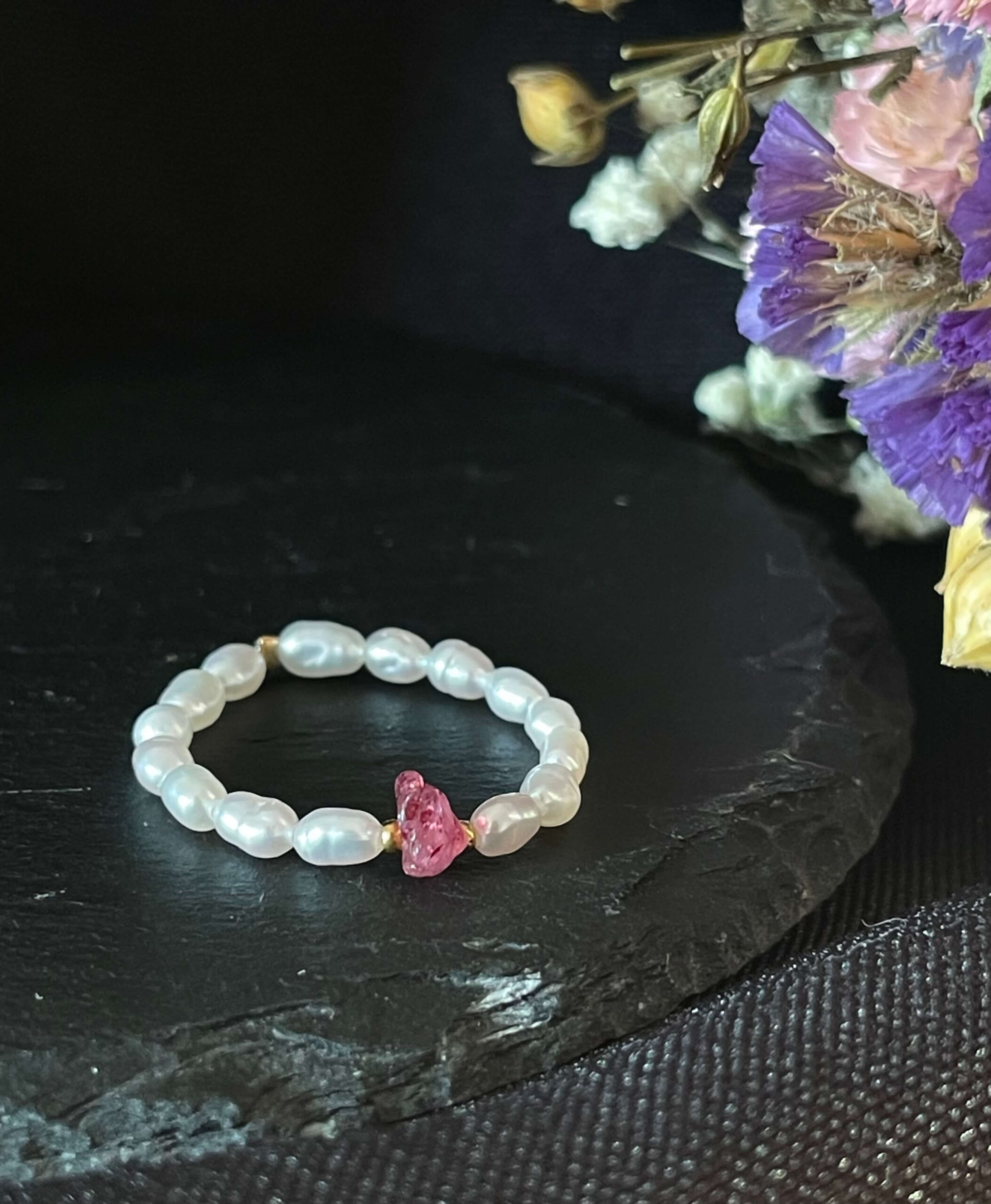 Pierścionek elastyczny z perłami i różowym turmalinem