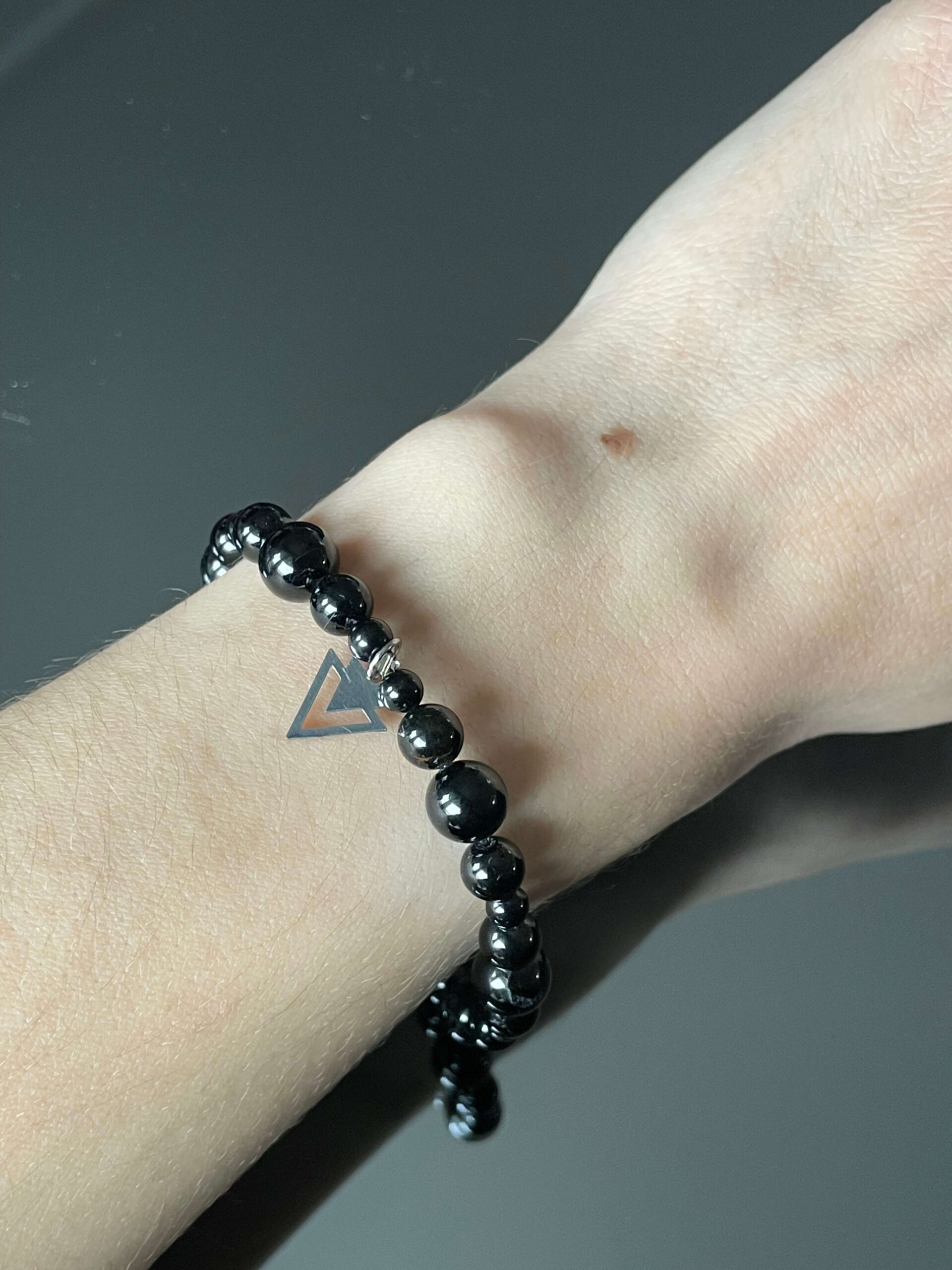 Bransoletka z czarnym turmalinem i trójkątną zawieszką - obrazek 2