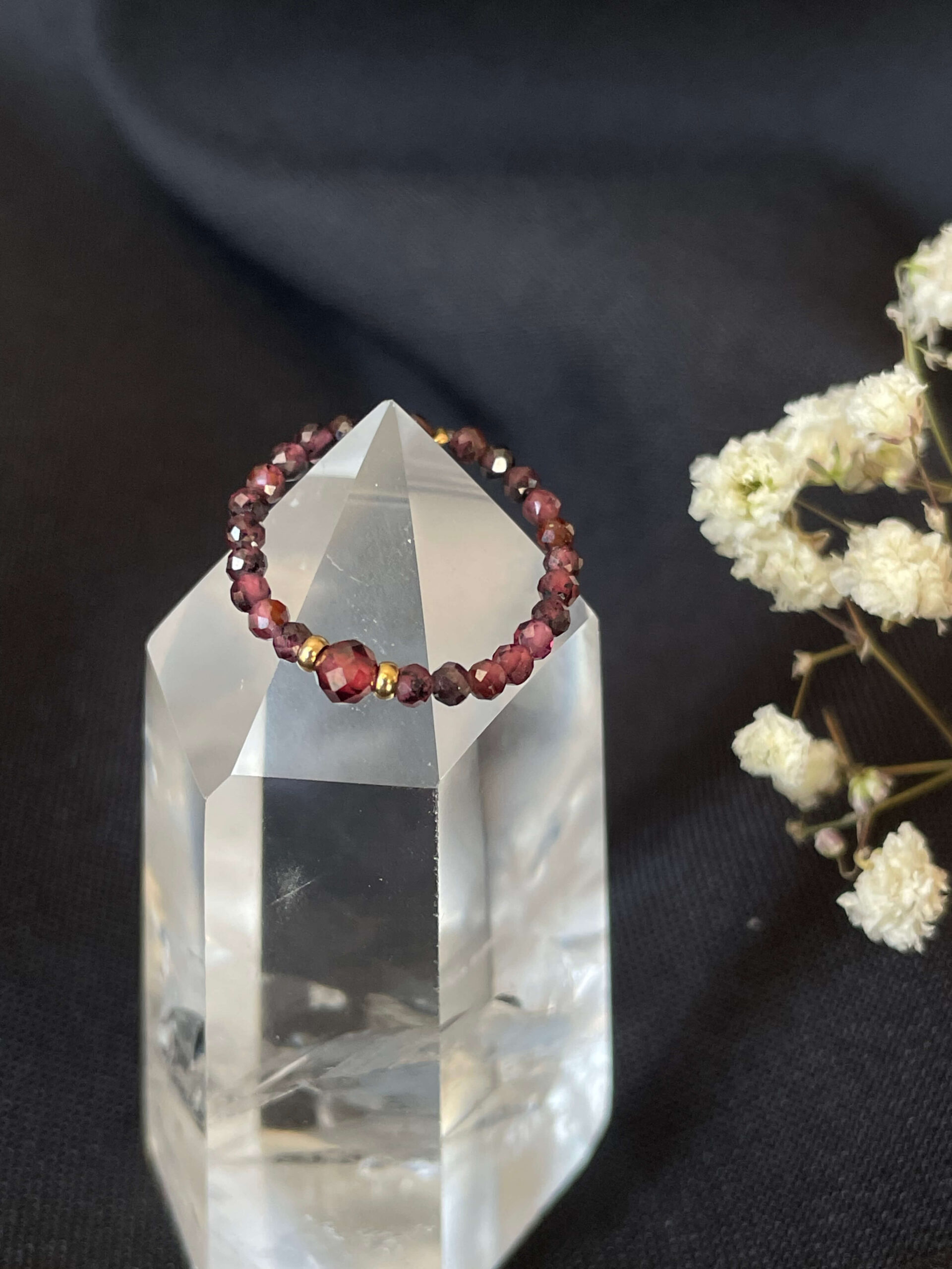 Pierścionek elastyczny z granatem