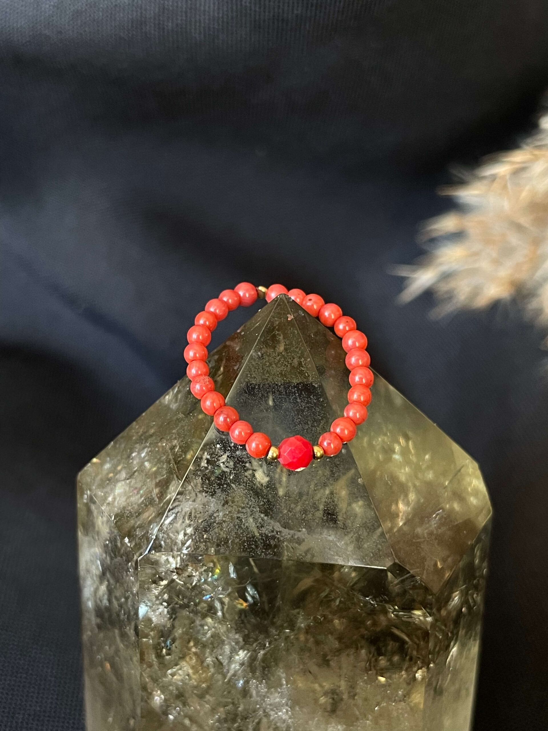 Pierścionek elastyczny z koralem czerwonym