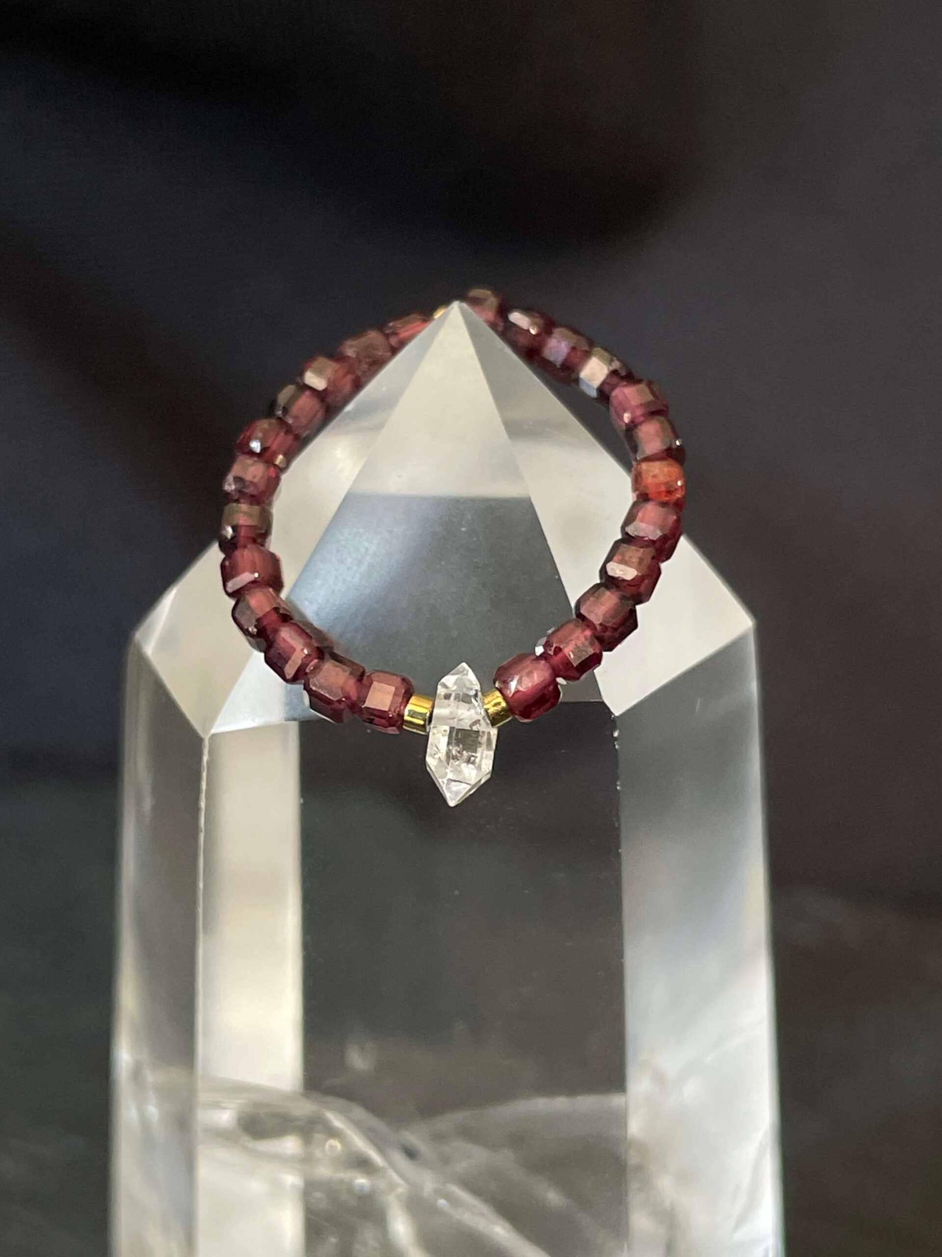 Pierścionek elastyczny z granatem i herkimerem