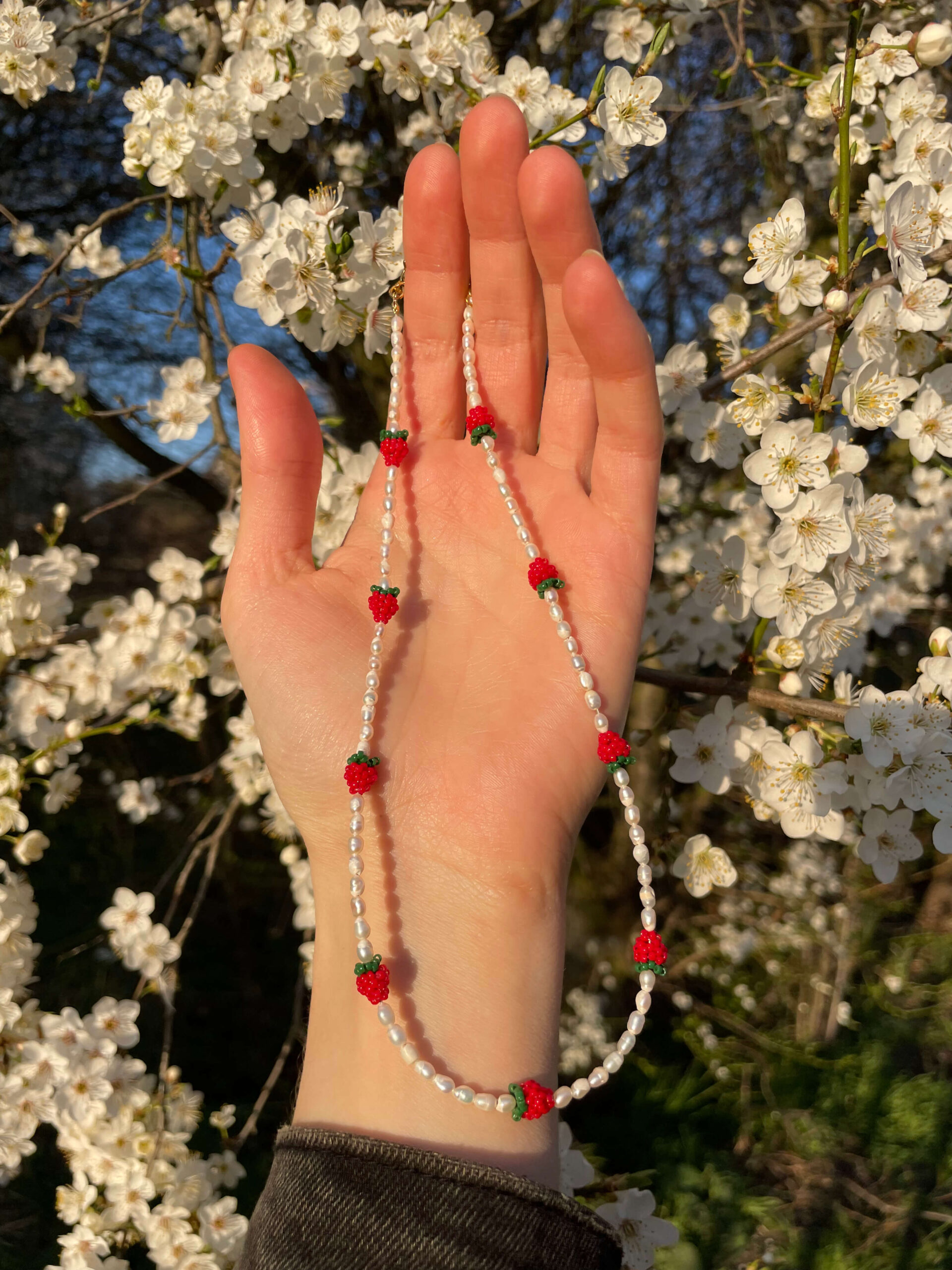 Naszyjnik z perłami i truskawkami