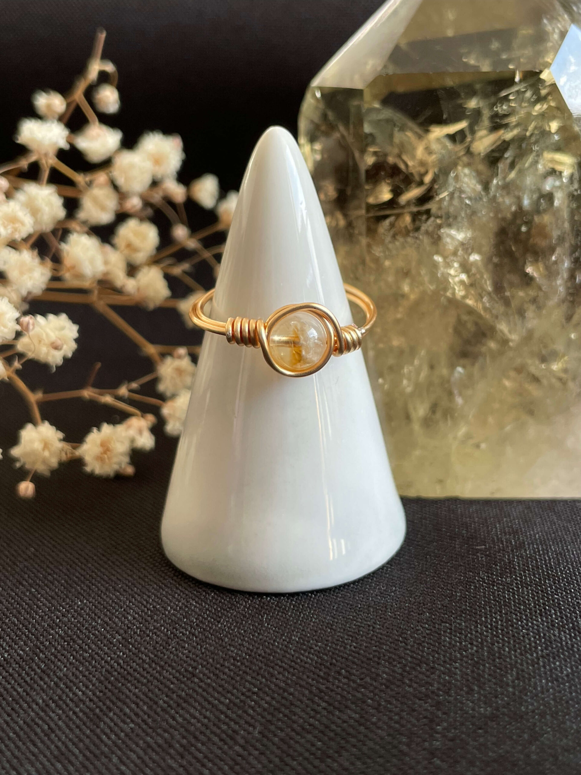 Pierścionek z drutu z cytrynem, light gold