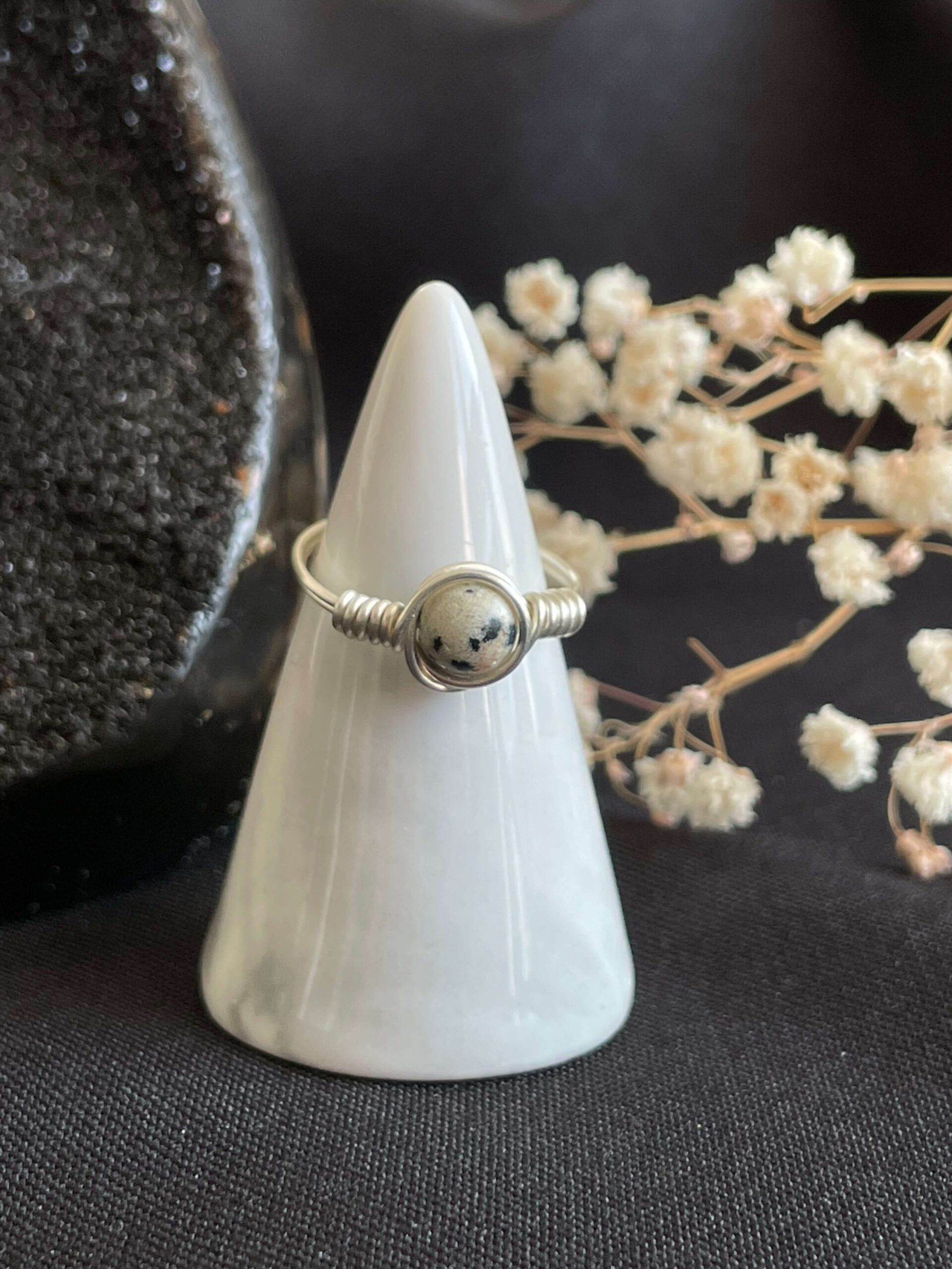 Pierścionek z drutu z jaspisem dalmatyńskim (kulka), srebrny