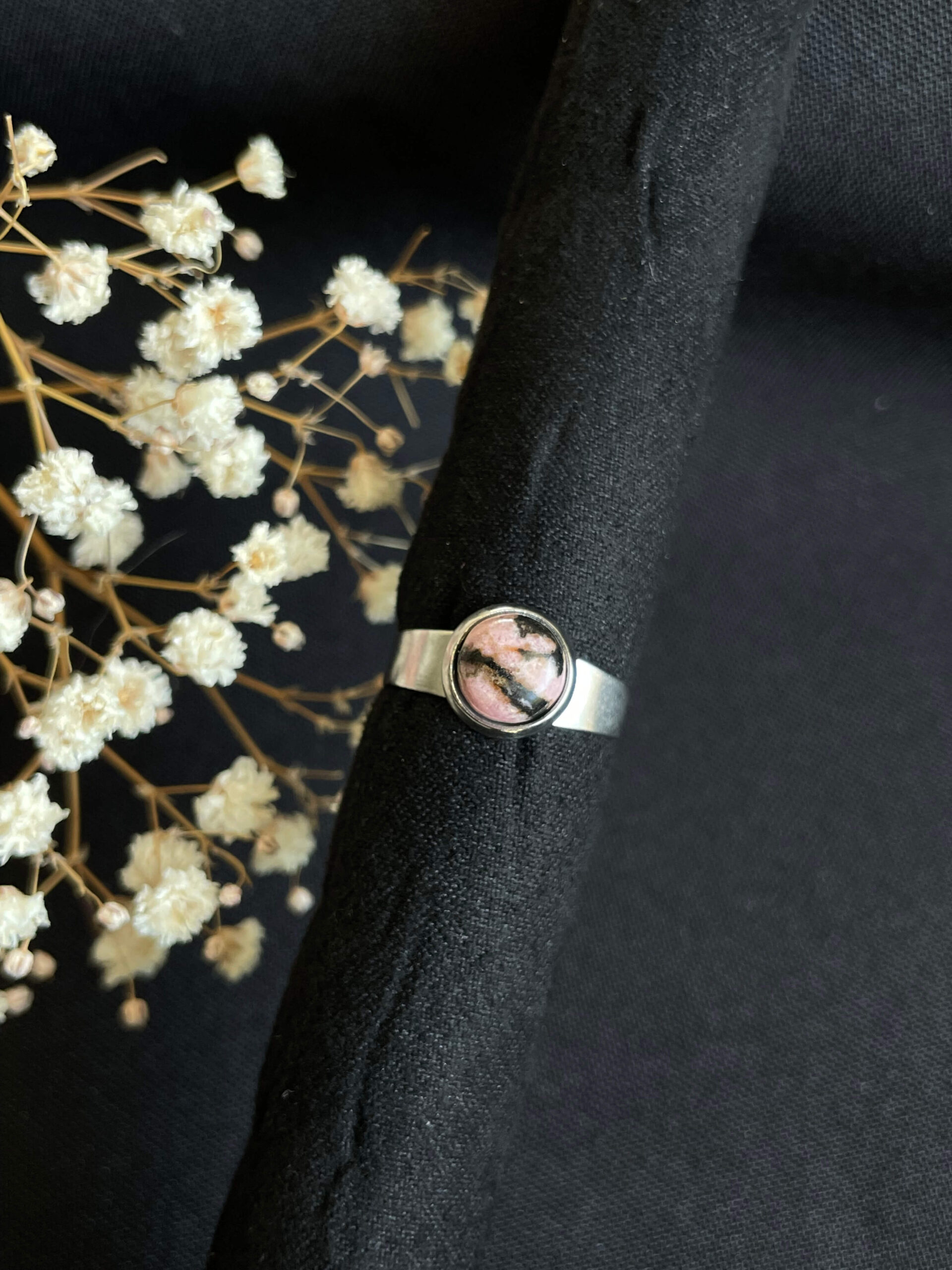 Pierścionek stalowy z rodonitem