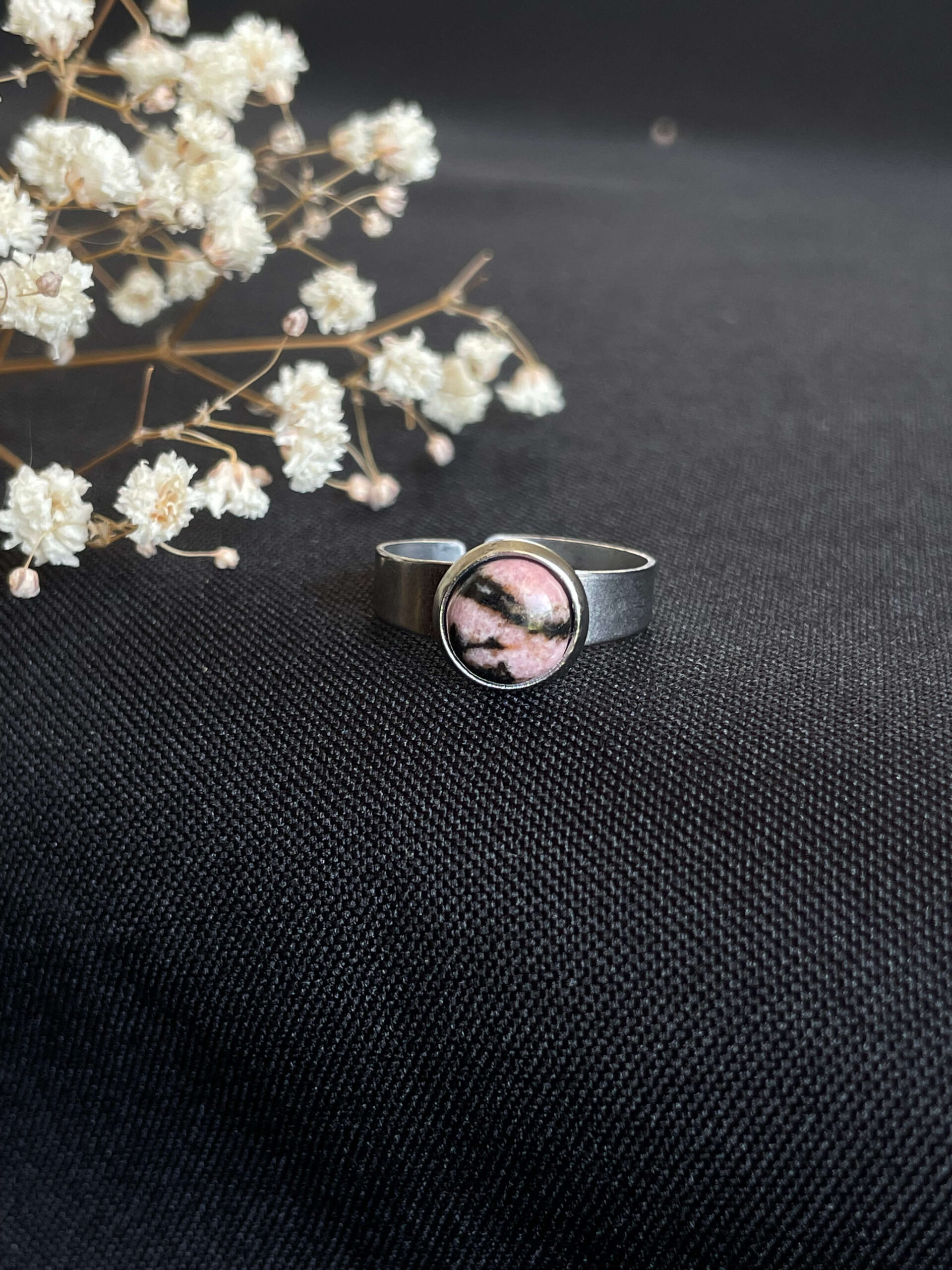 Pierścionek stalowy z rodonitem - obrazek 2