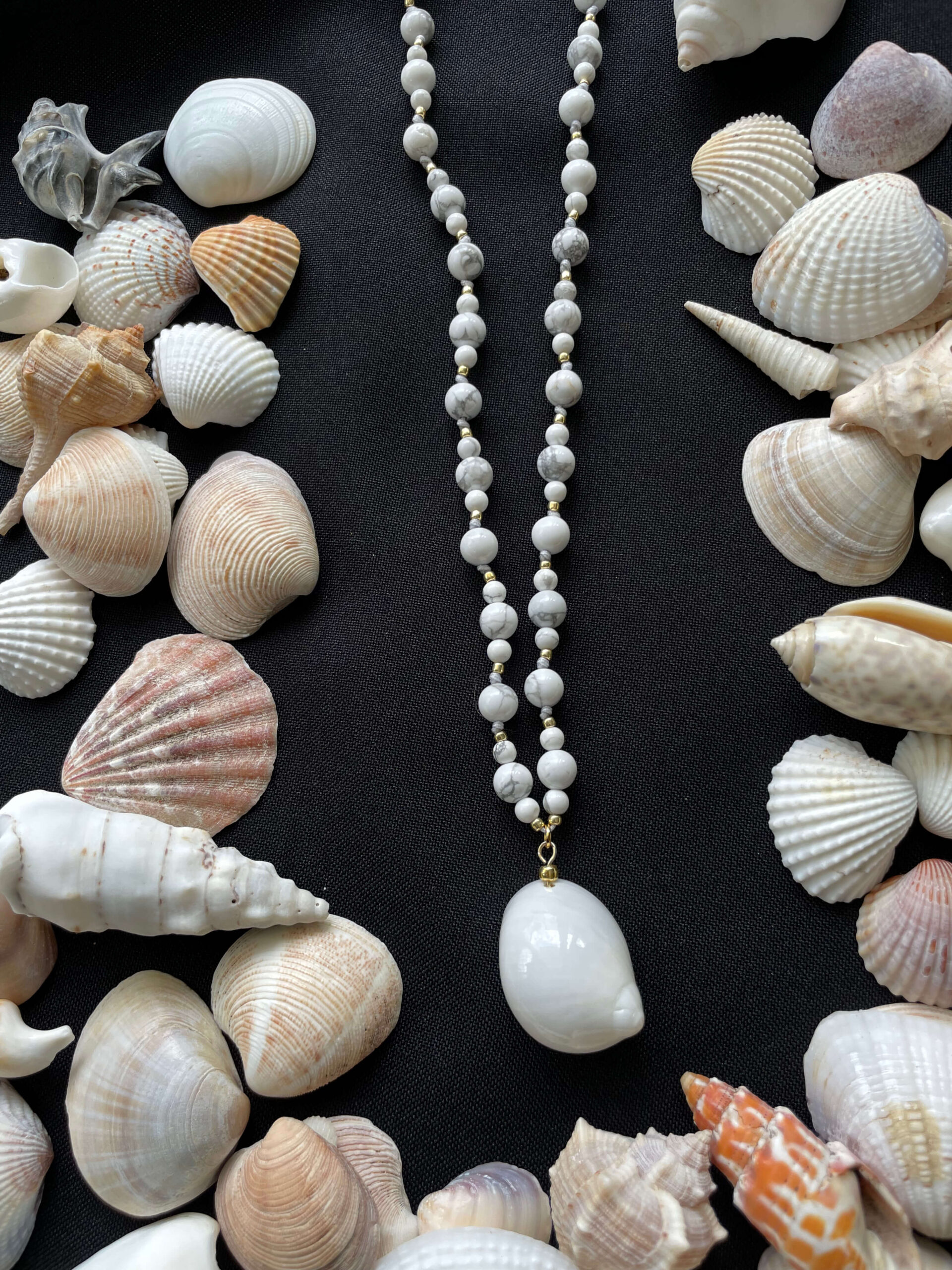 Naszyjnik z białym howlitem i muszlą, regulowany