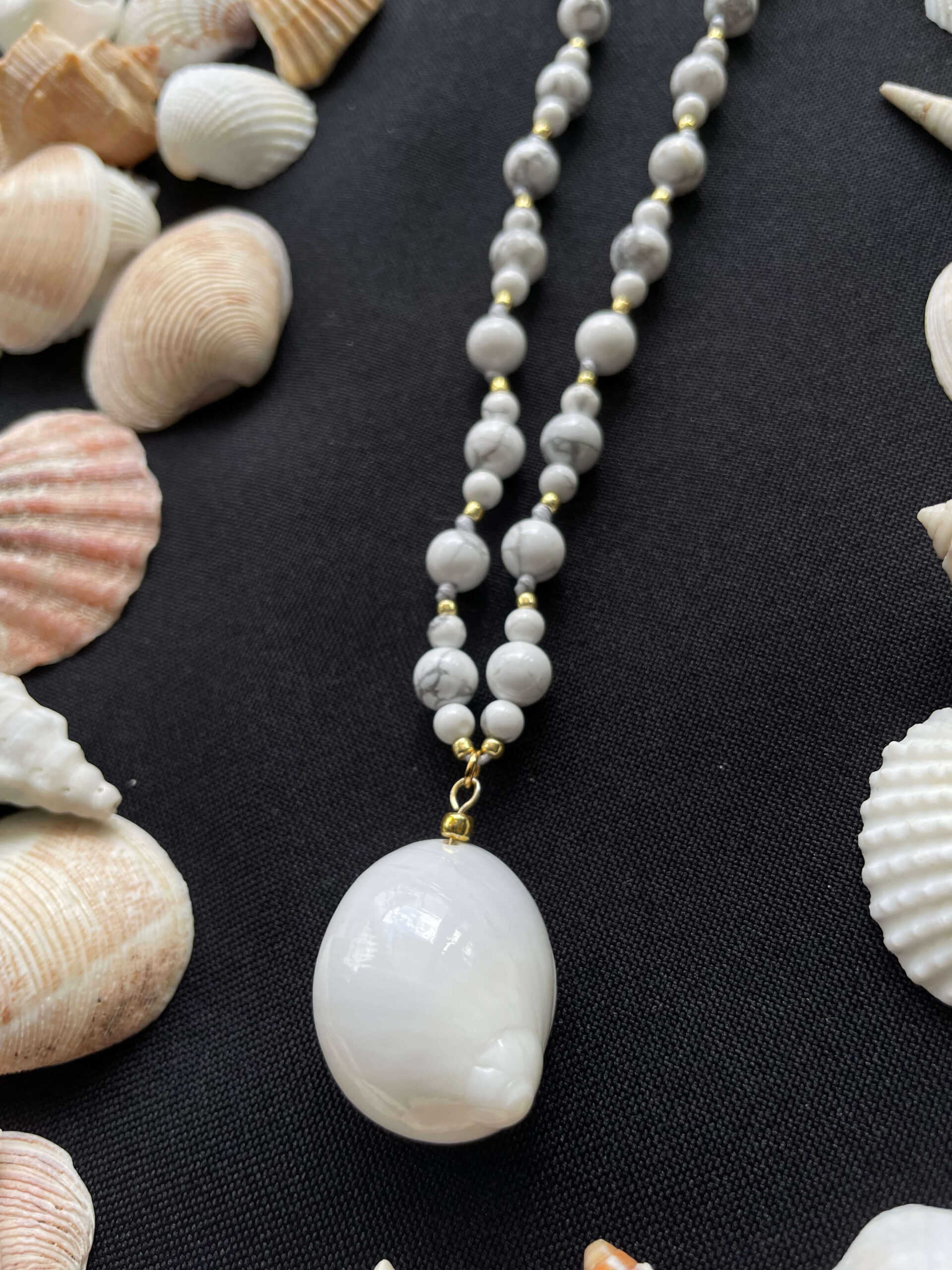 Naszyjnik z białym howlitem i muszlą, regulowany - obrazek 2