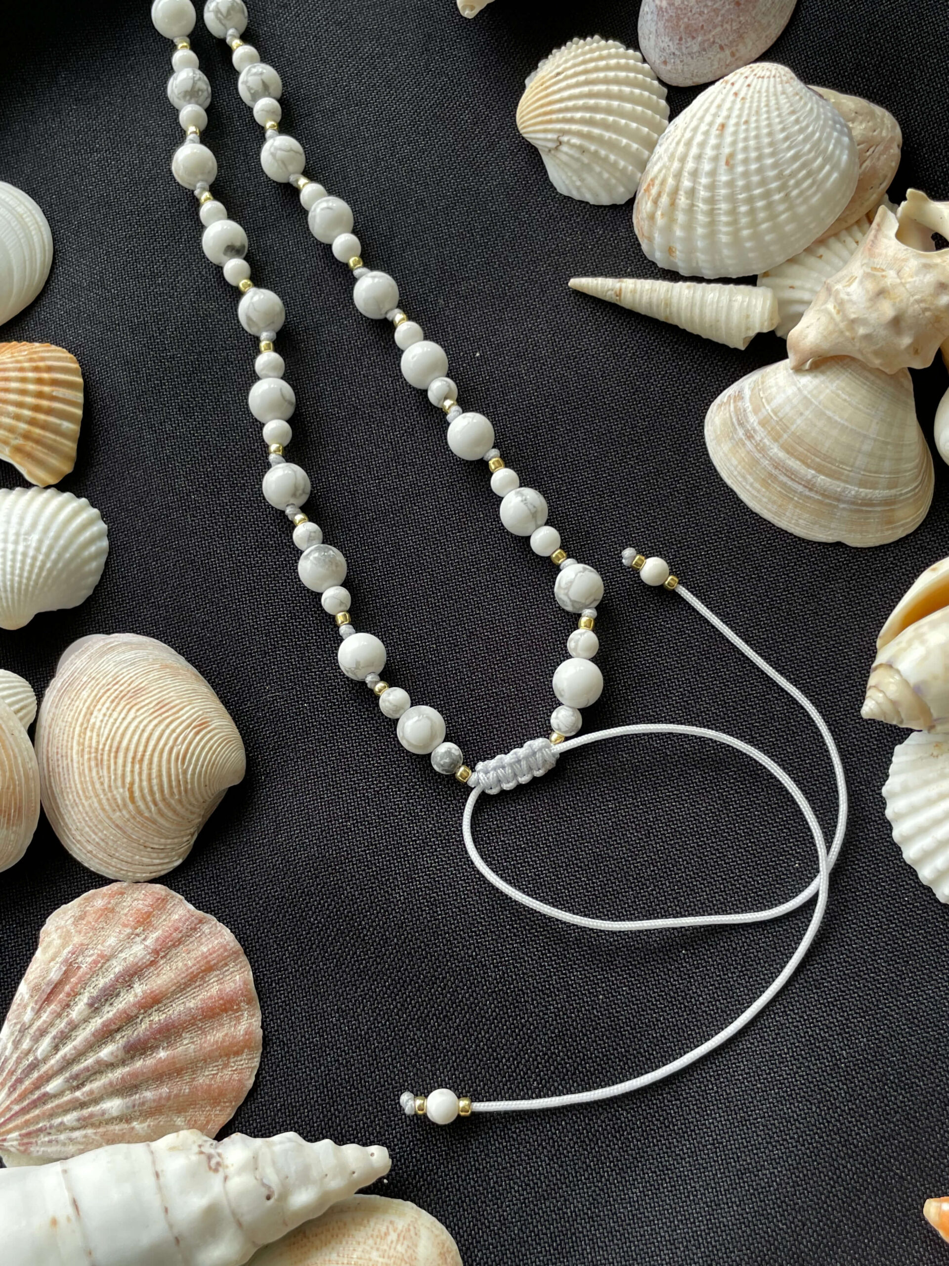 Naszyjnik z białym howlitem i muszlą, regulowany - obrazek 3