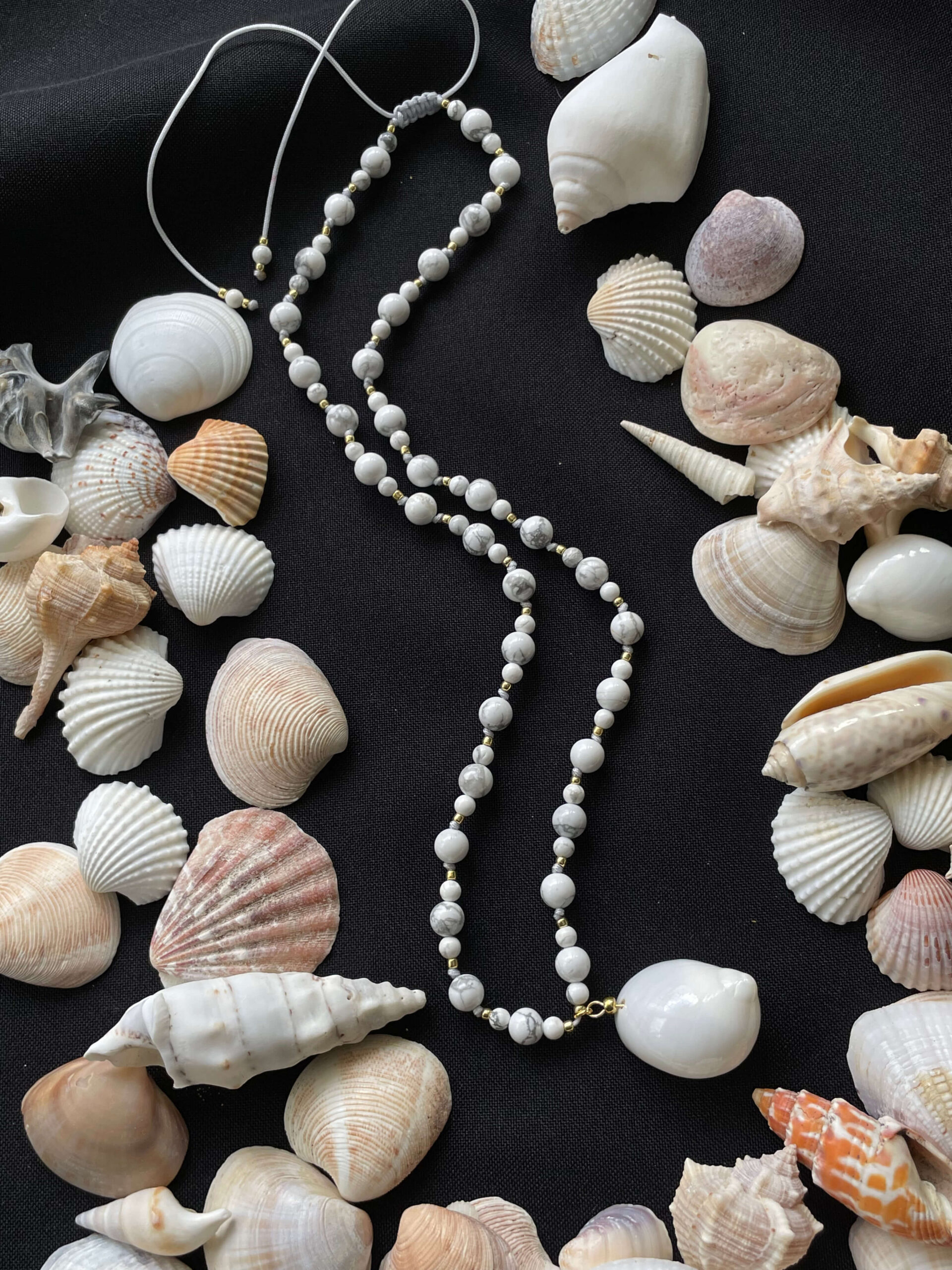 Naszyjnik z białym howlitem i muszlą, regulowany - obrazek 4