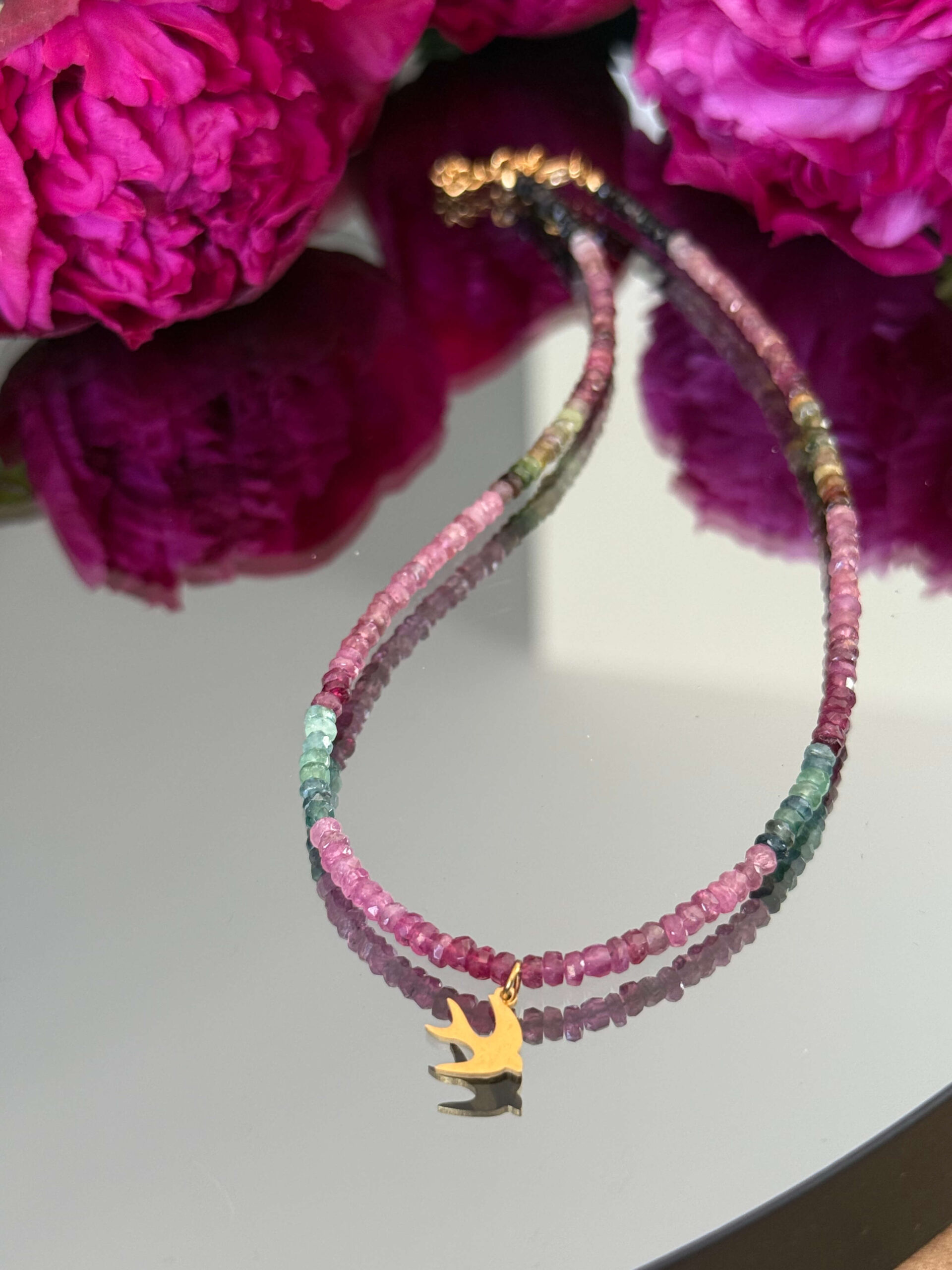 Naszyjnik z cieniowanym kolorowym turmalinem i jaskółką - obrazek 2