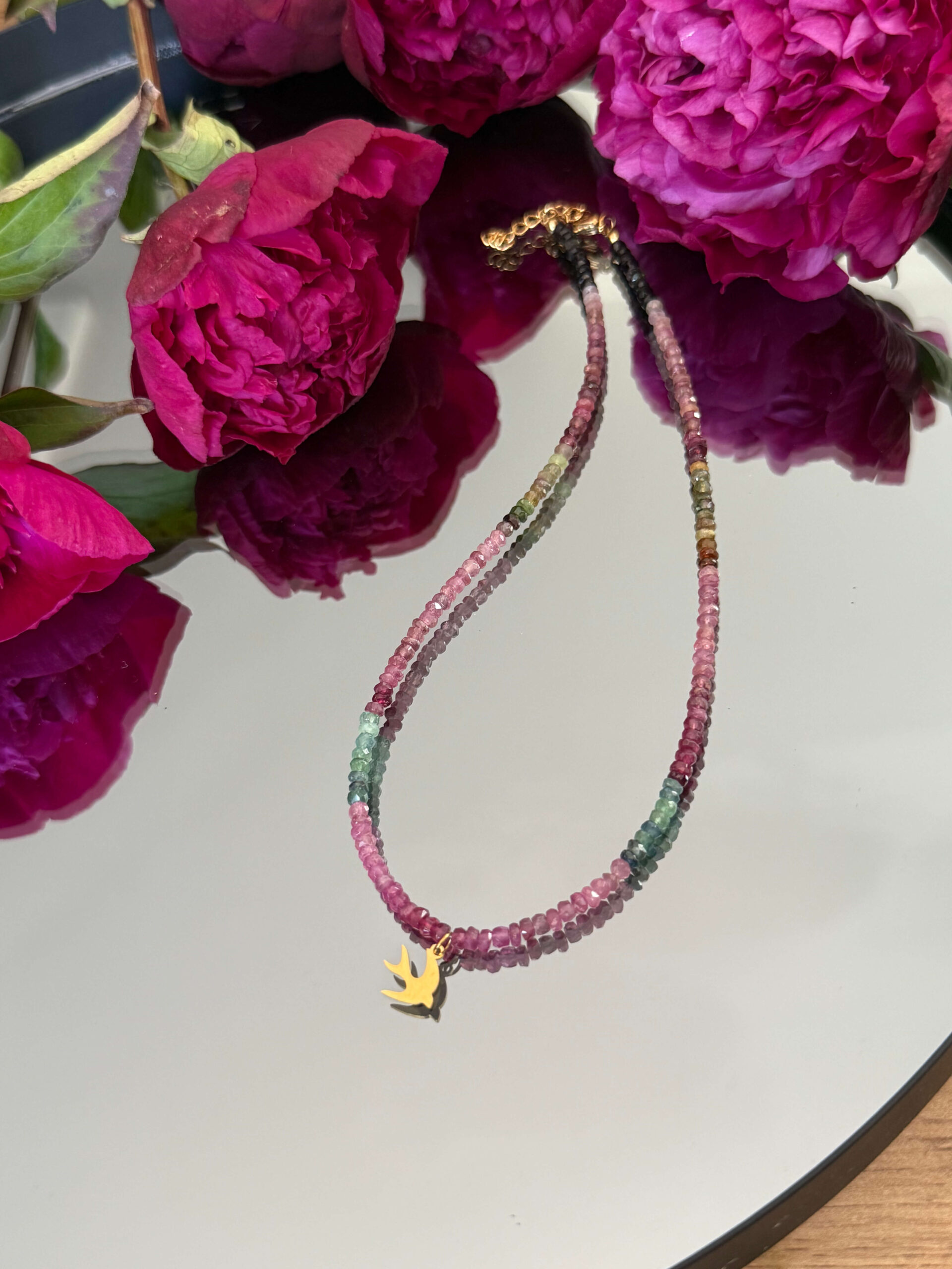 Naszyjnik z cieniowanym kolorowym turmalinem i jaskółką