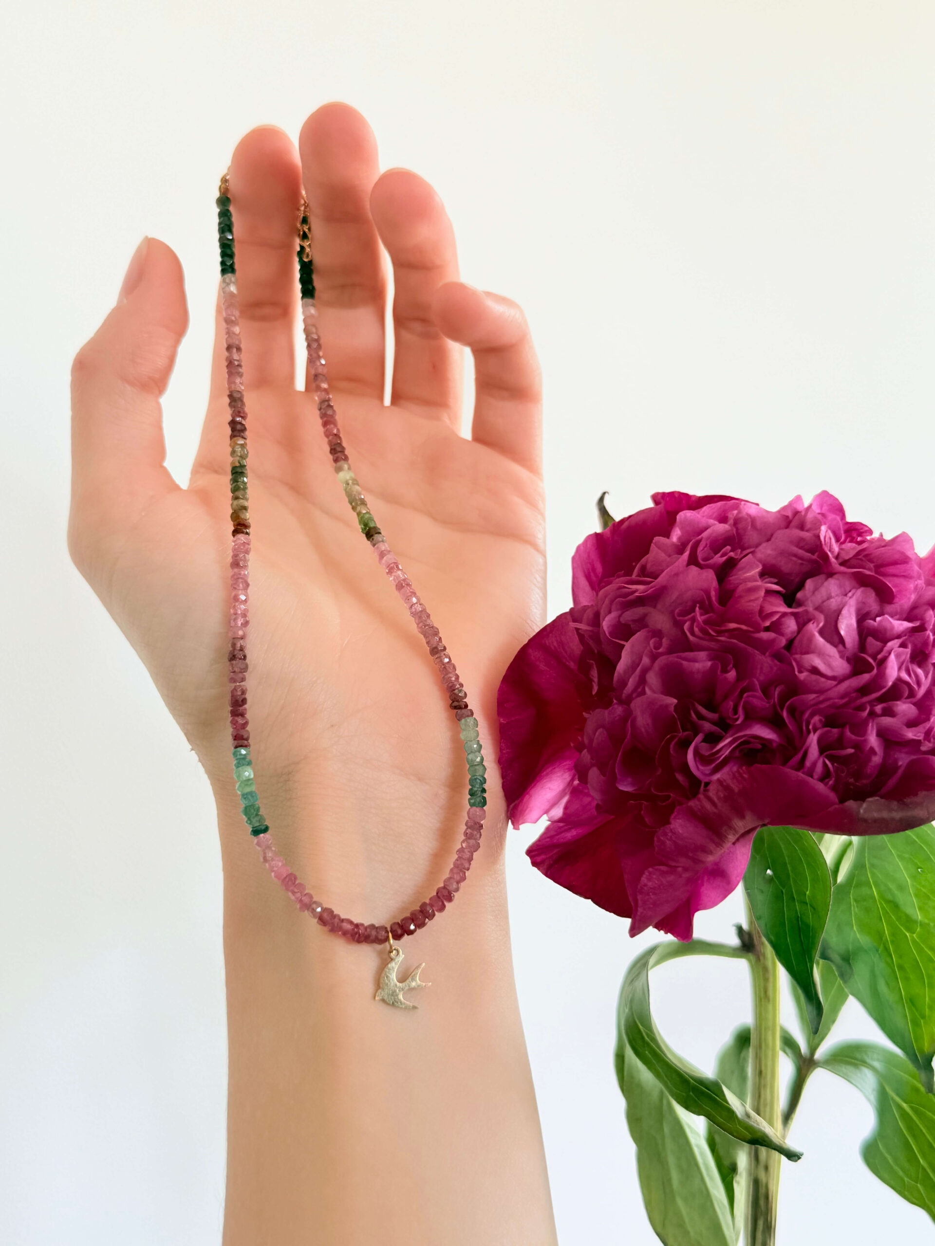 Naszyjnik z cieniowanym kolorowym turmalinem i jaskółką - obrazek 3