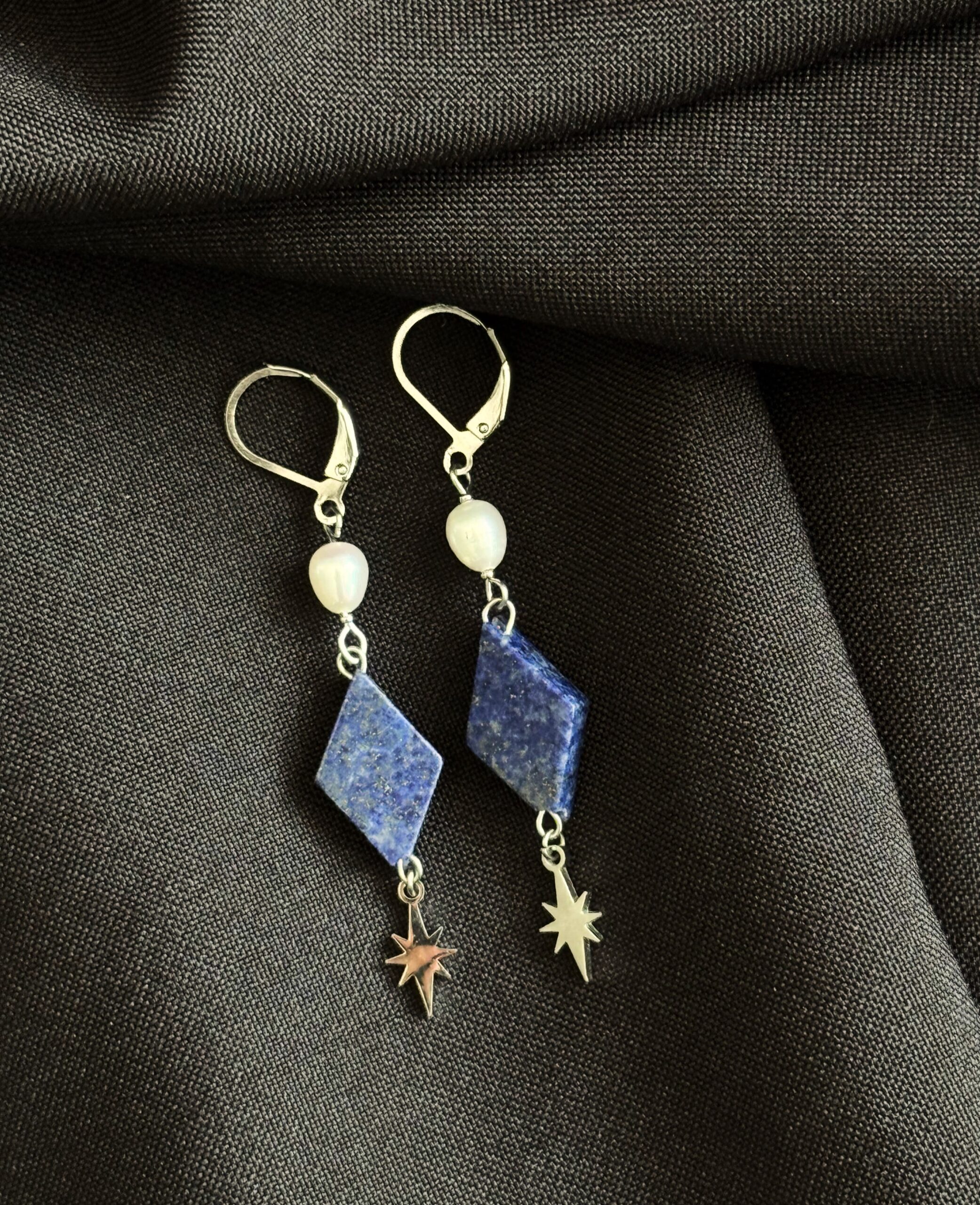 Kolczyki z lapis lazuli w kształcie rombów