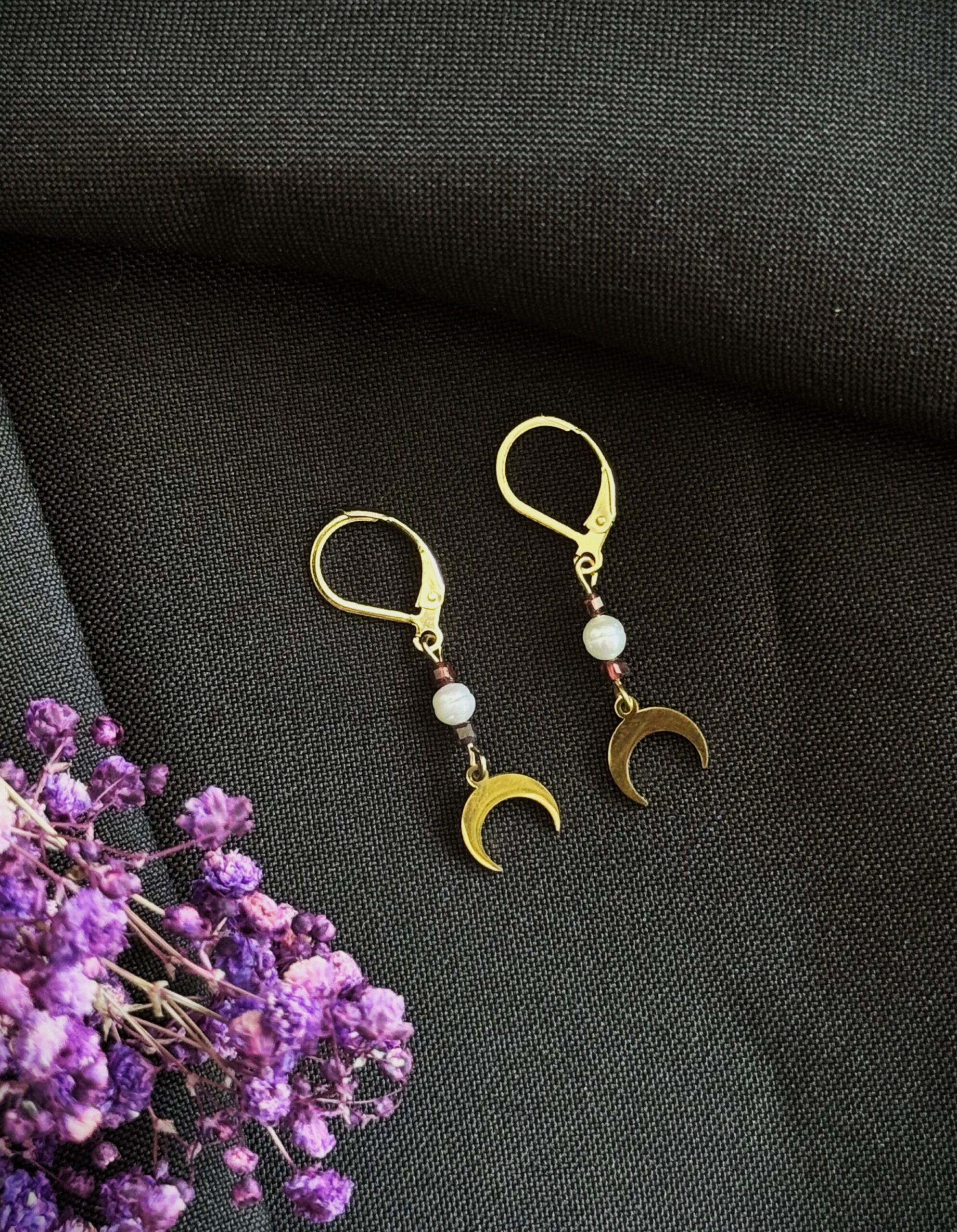 Kolczyki lunule z granatem i perłami