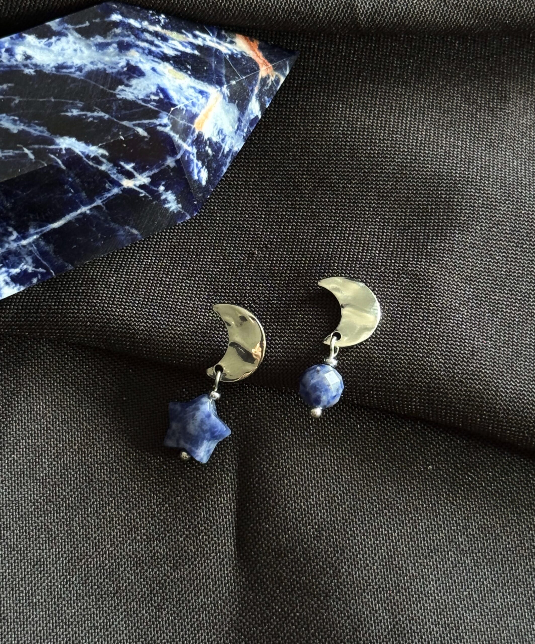 Kolczyki sztyfty księżyce z sodalitem