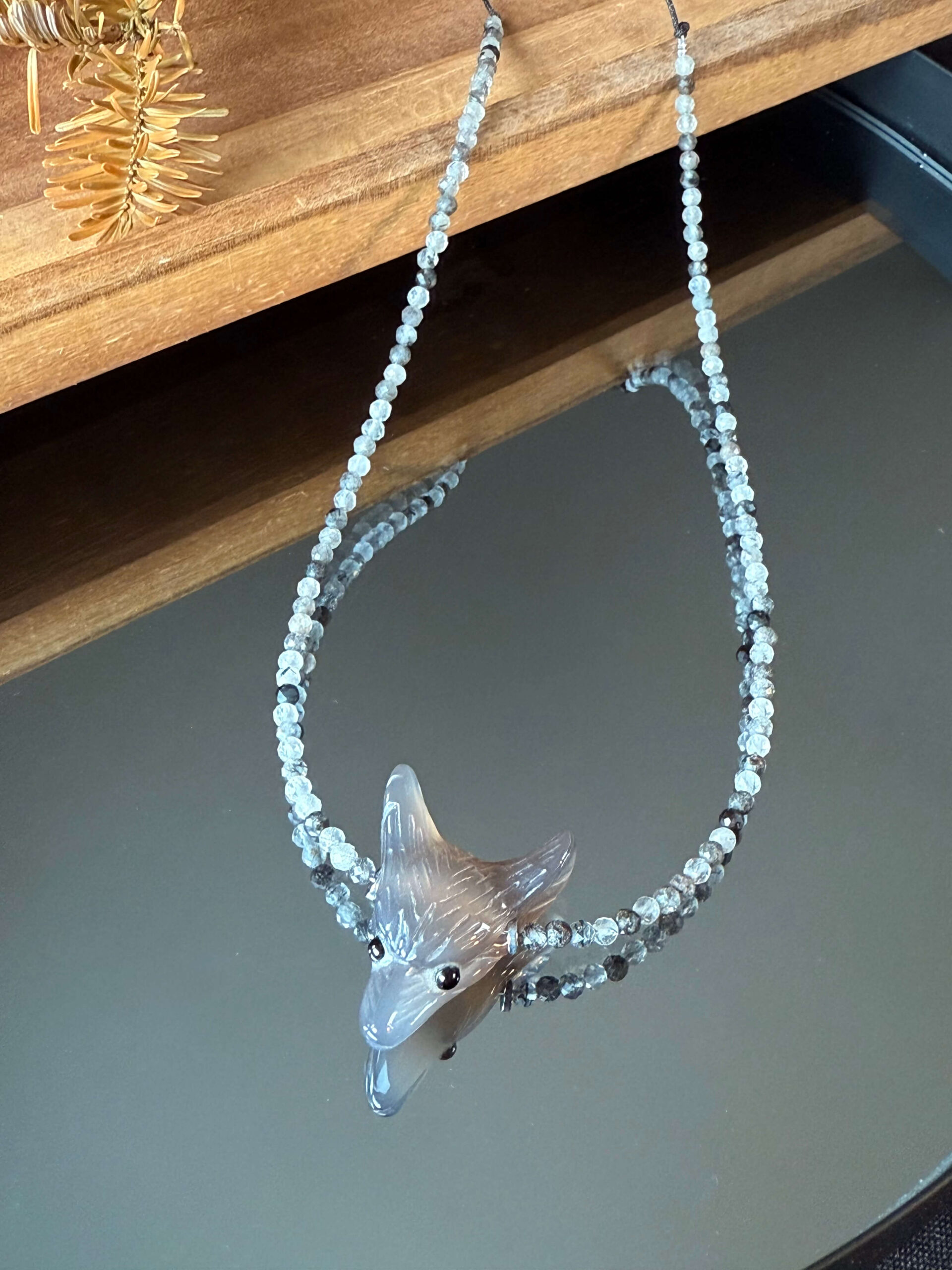 Naszyjnik z liskiem z agatu i kryształem górskim z turmalinem - obrazek 4