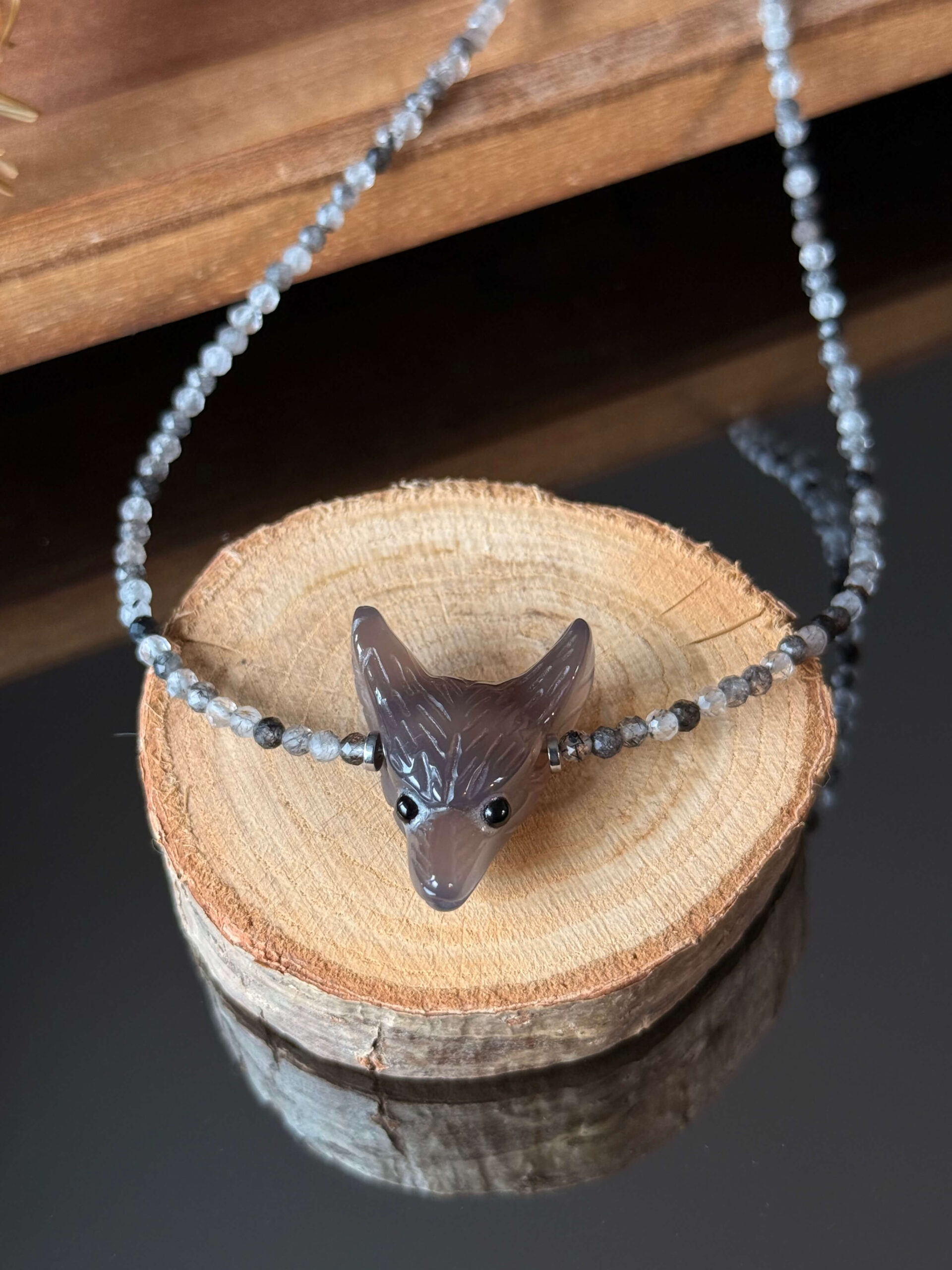 Naszyjnik z liskiem z agatu i kryształem górskim z turmalinem