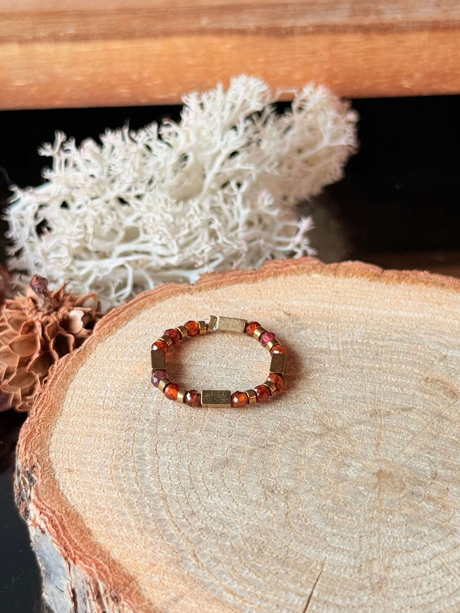 Pierścionek elastyczny z hessonitem i hematytem