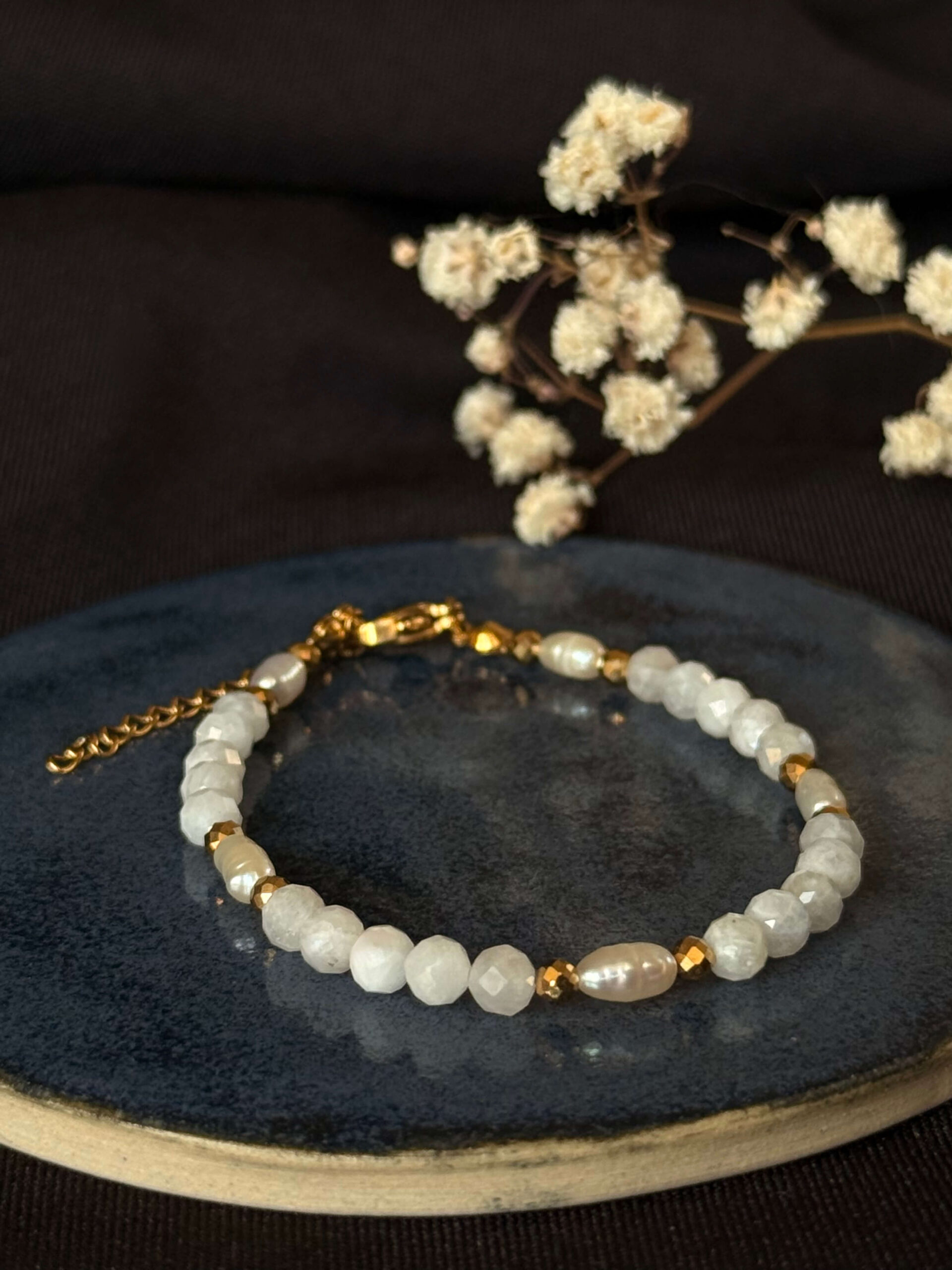 Bransoletka z kamieniem księżycowym, hematytem i perłami