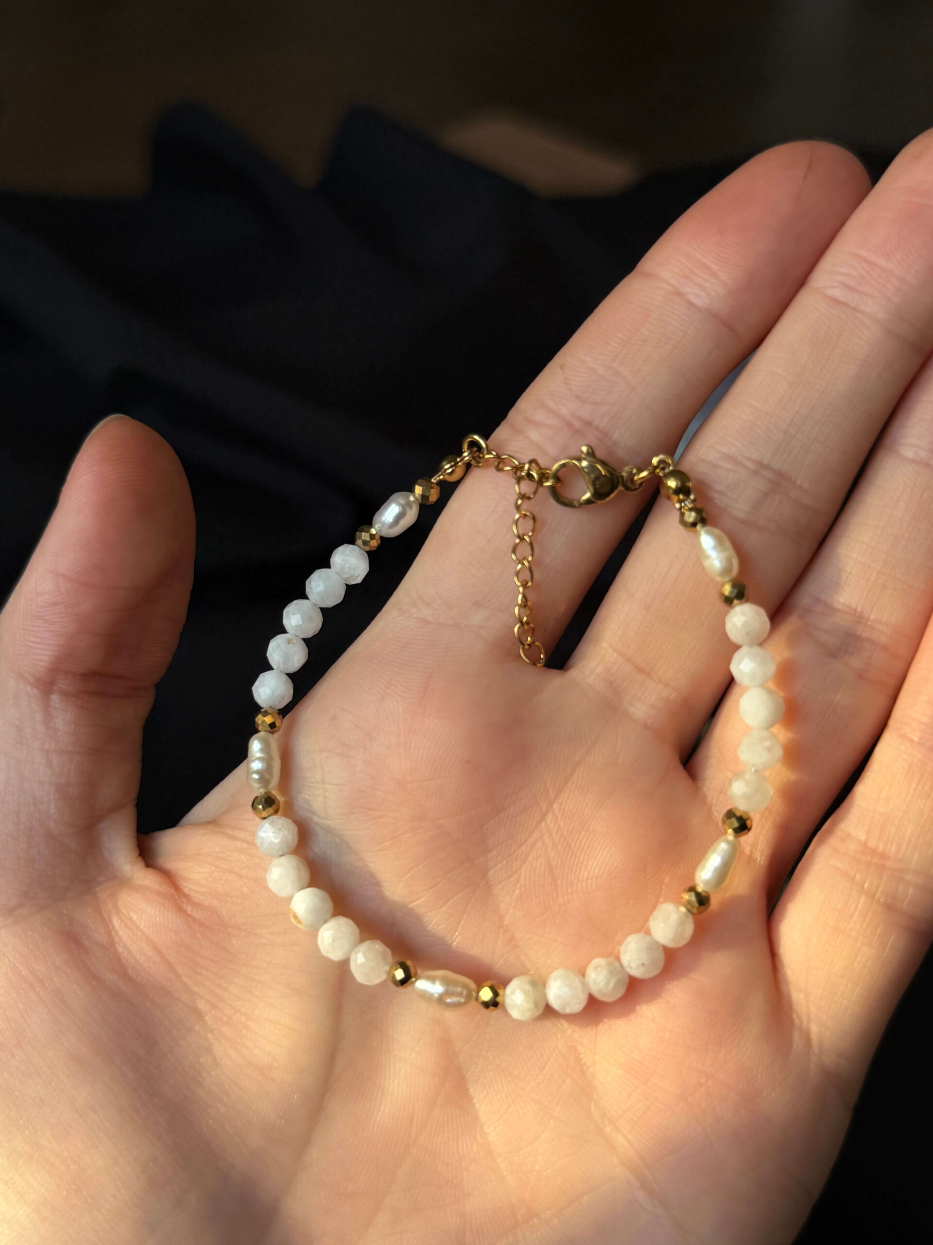 Bransoletka z kamieniem księżycowym, hematytem i perłami - obrazek 3