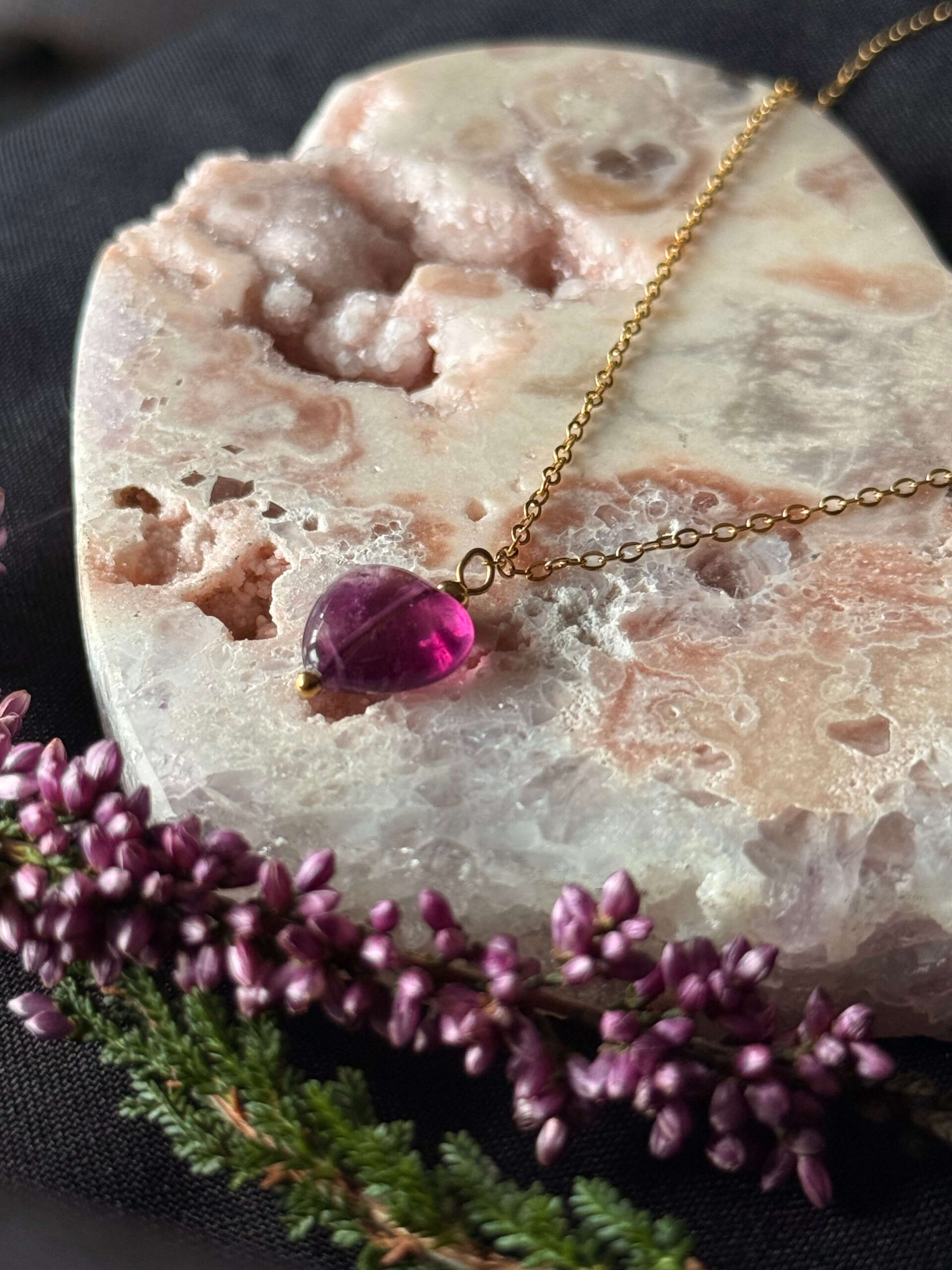 Łańcuszek z serduszkiem z fioletowego fluorytu N°1 - obrazek 3