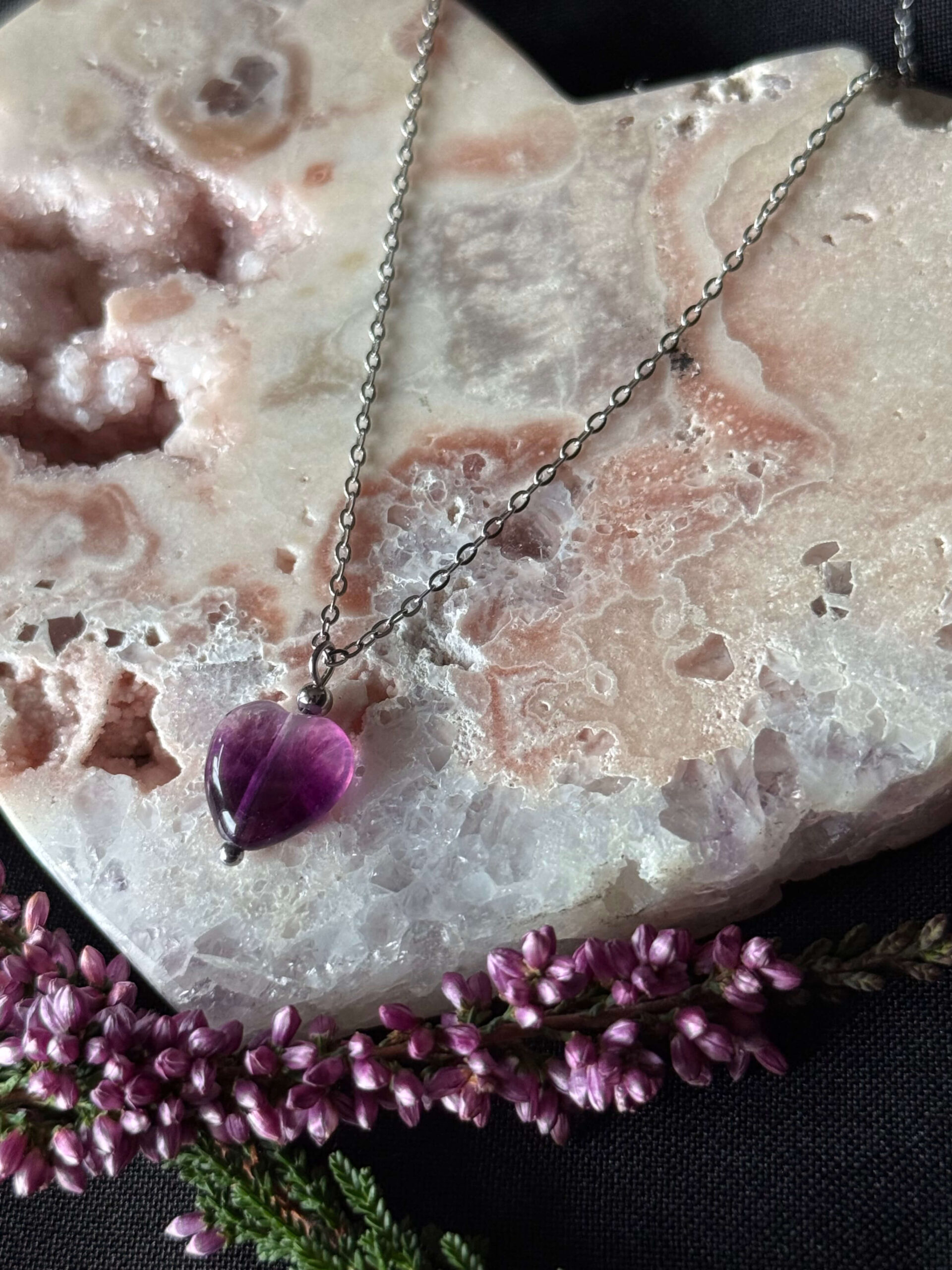 Łańcuszek z serduszkiem z fioletowego fluorytu N°4 - obrazek 3
