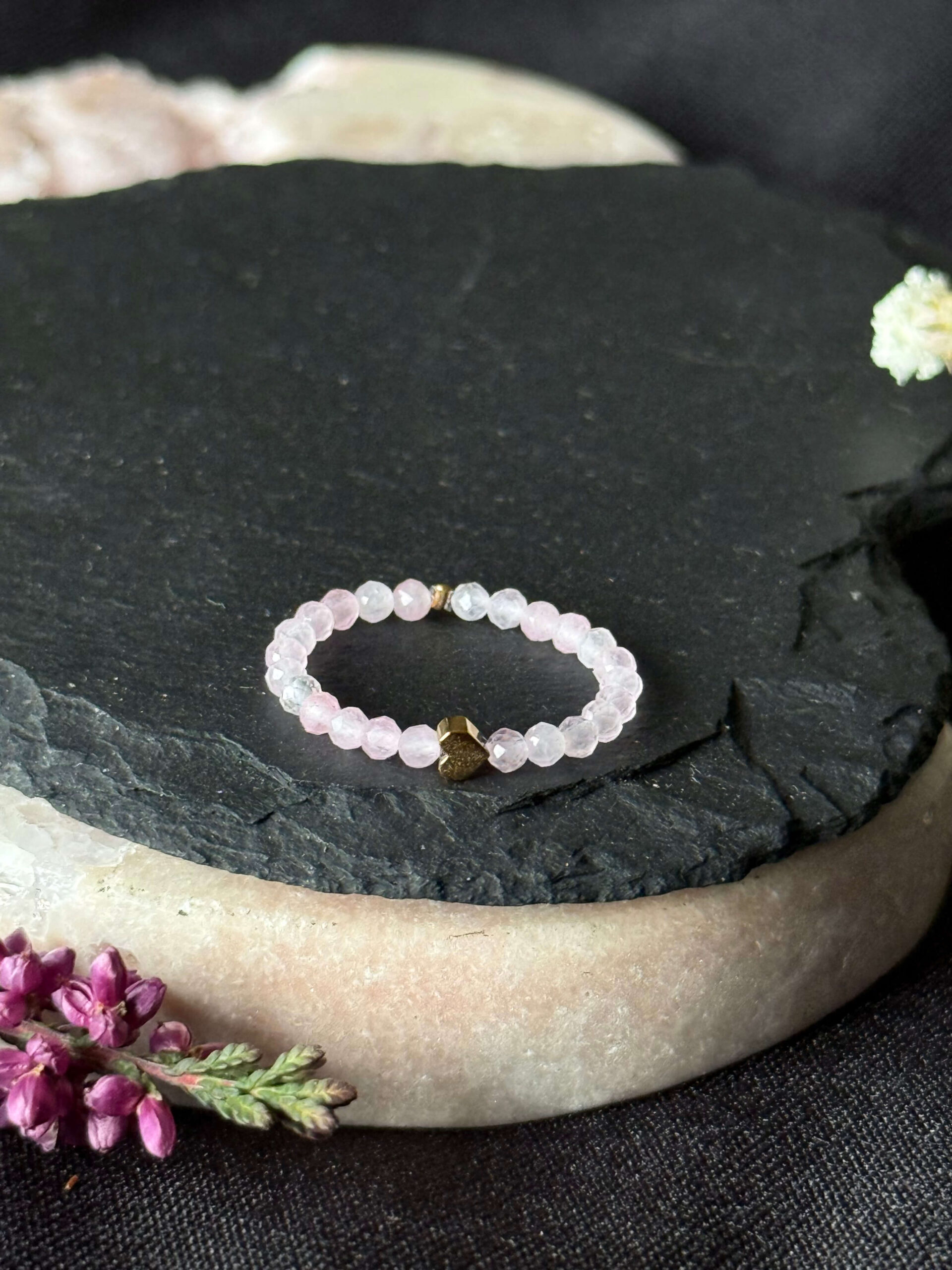 Pierścionek elastyczny z kwarcem różowym i mini serduszkiem - obrazek 2