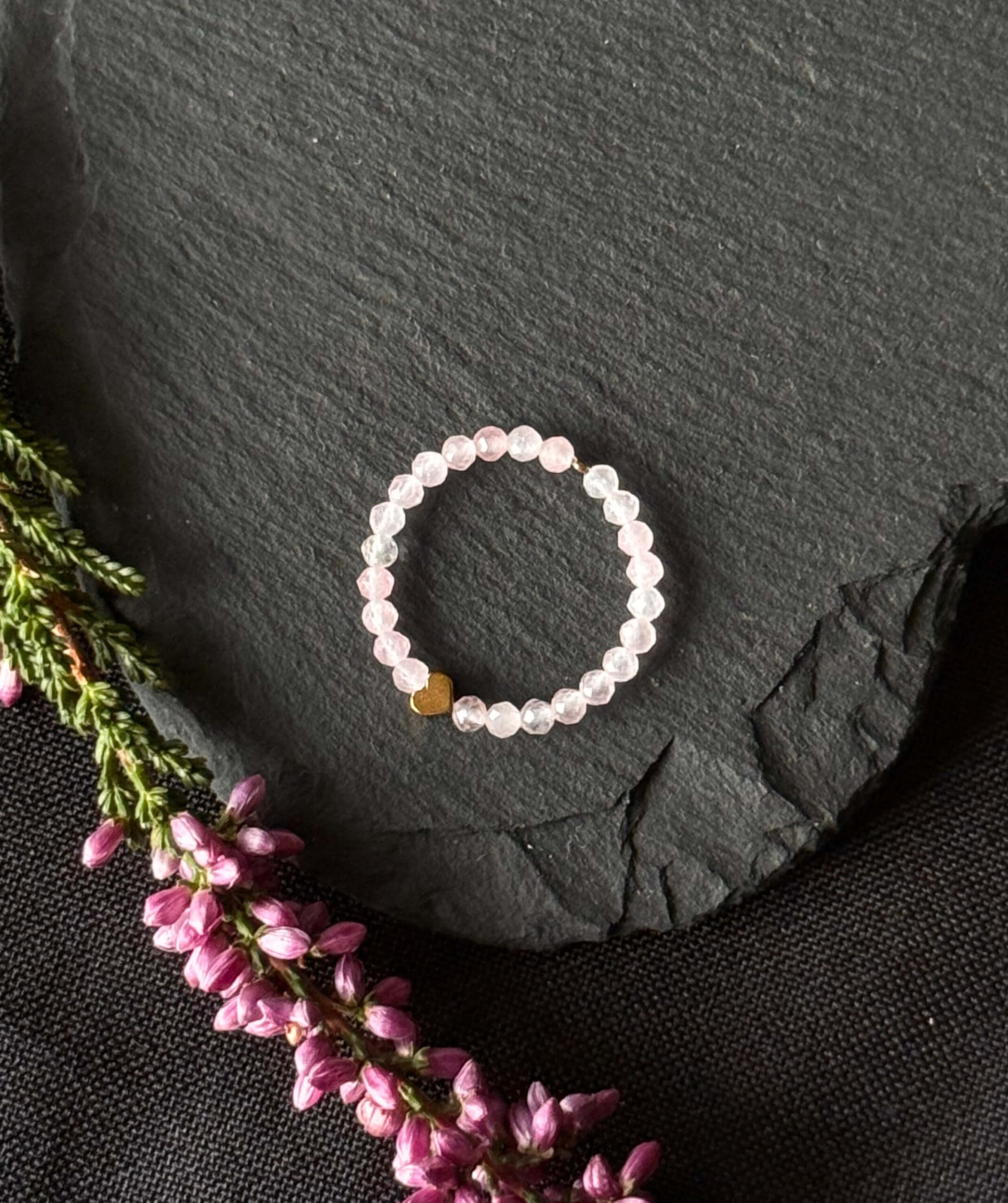 Pierścionek elastyczny z kwarcem różowym i mini serduszkiem