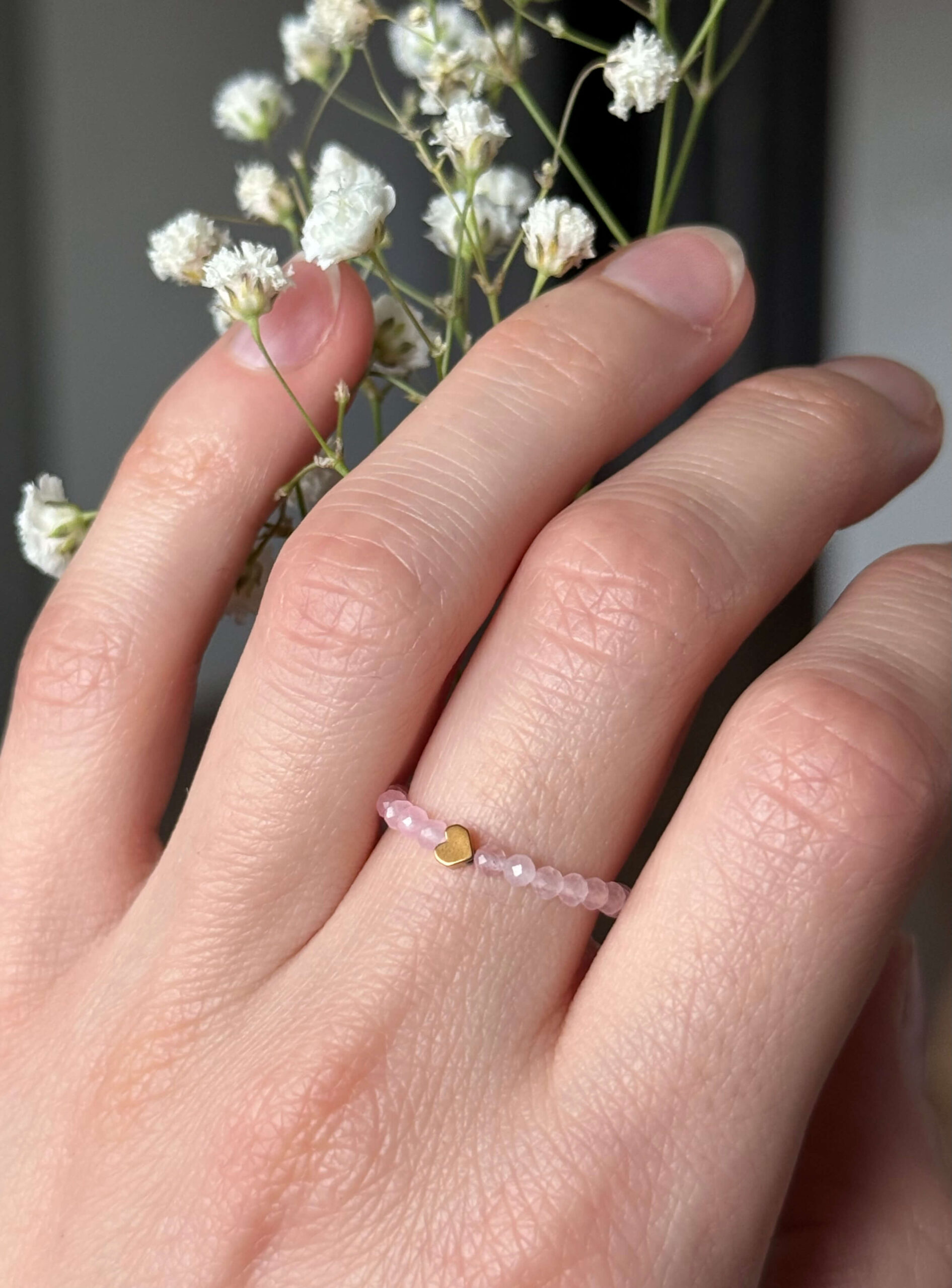 Pierścionek elastyczny z kwarcem różowym i mini serduszkiem - obrazek 3