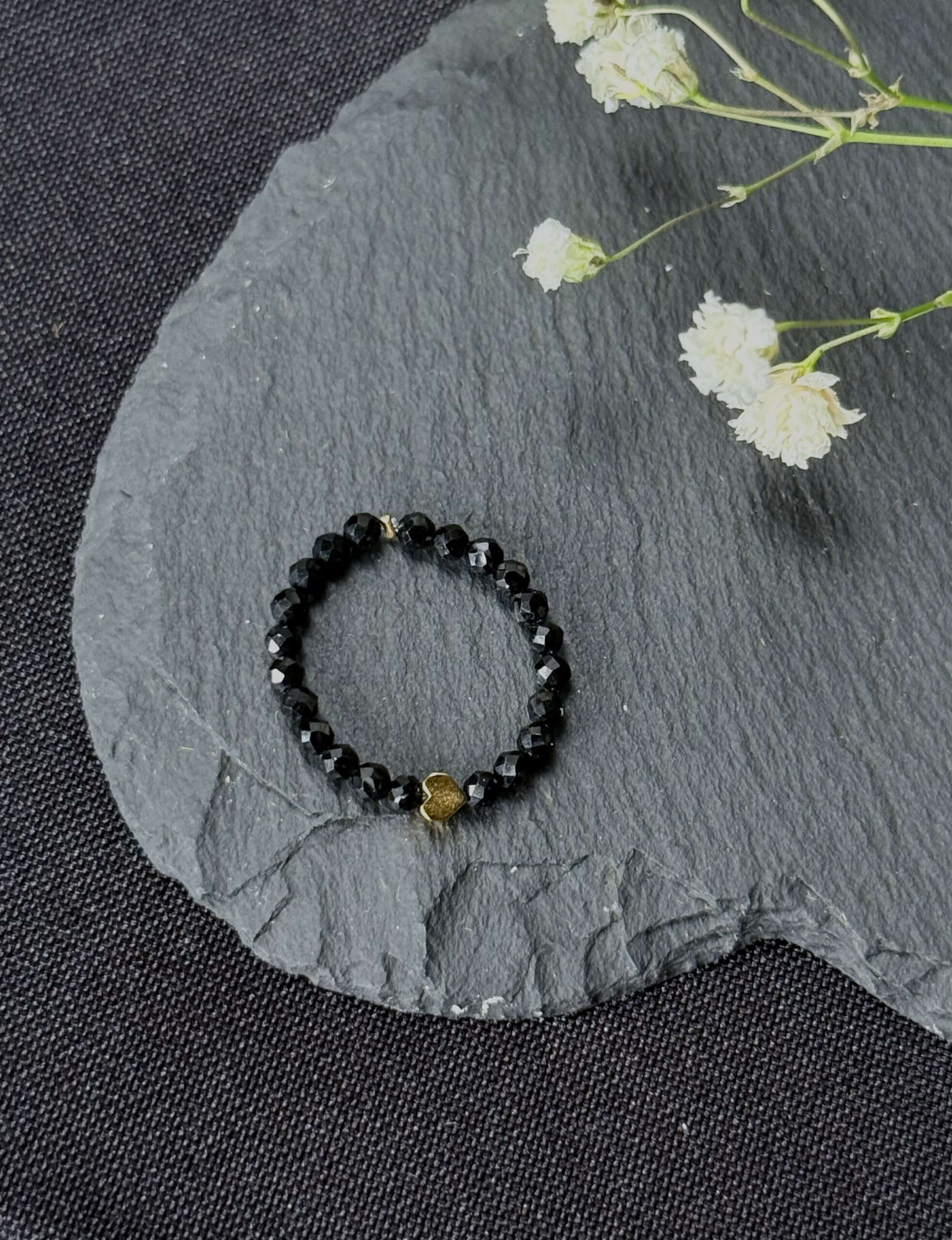 Pierścionek elastyczny z czarnym turmalinem i mini serduszkiem - obrazek 2