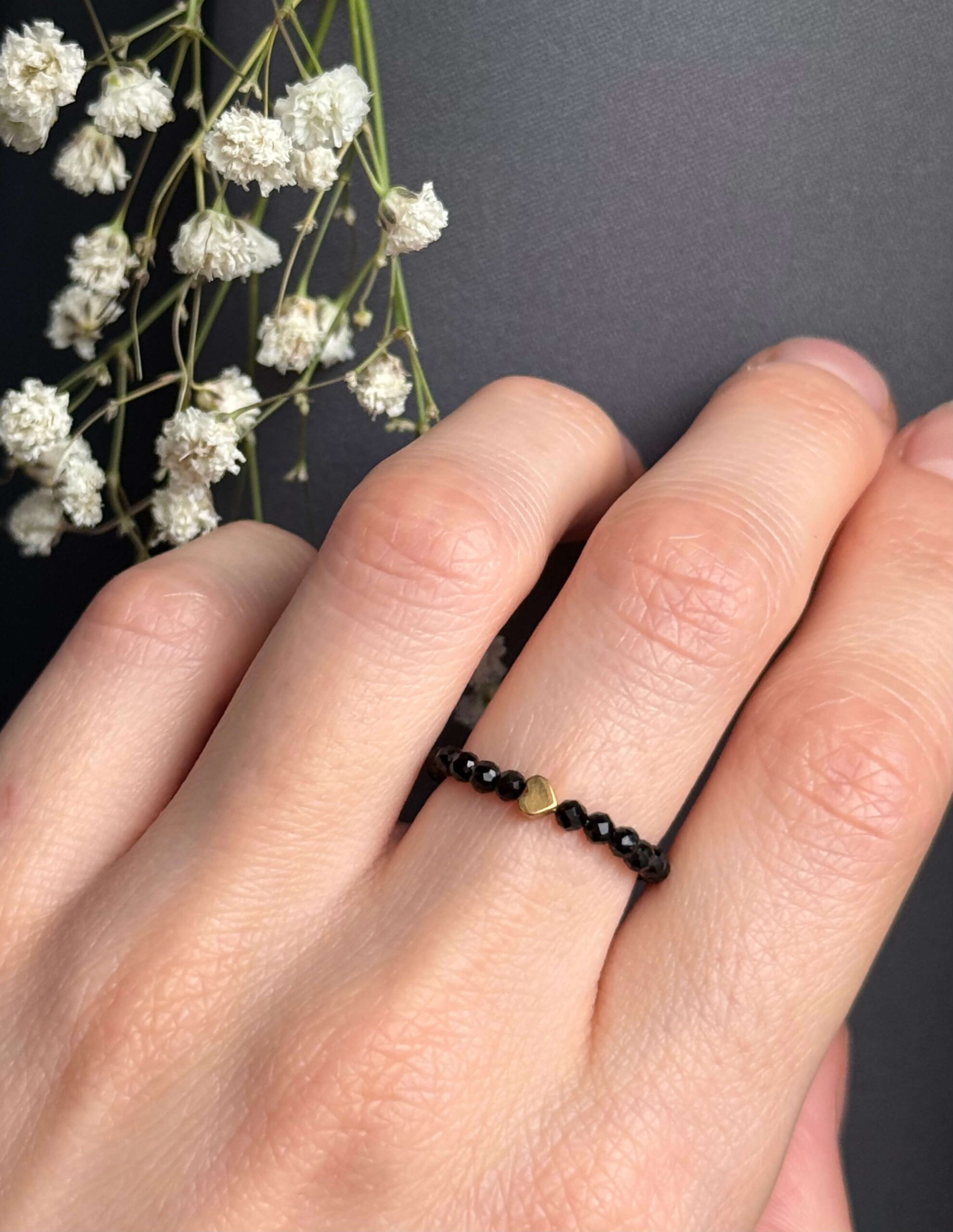 Pierścionek elastyczny z czarnym turmalinem i mini serduszkiem