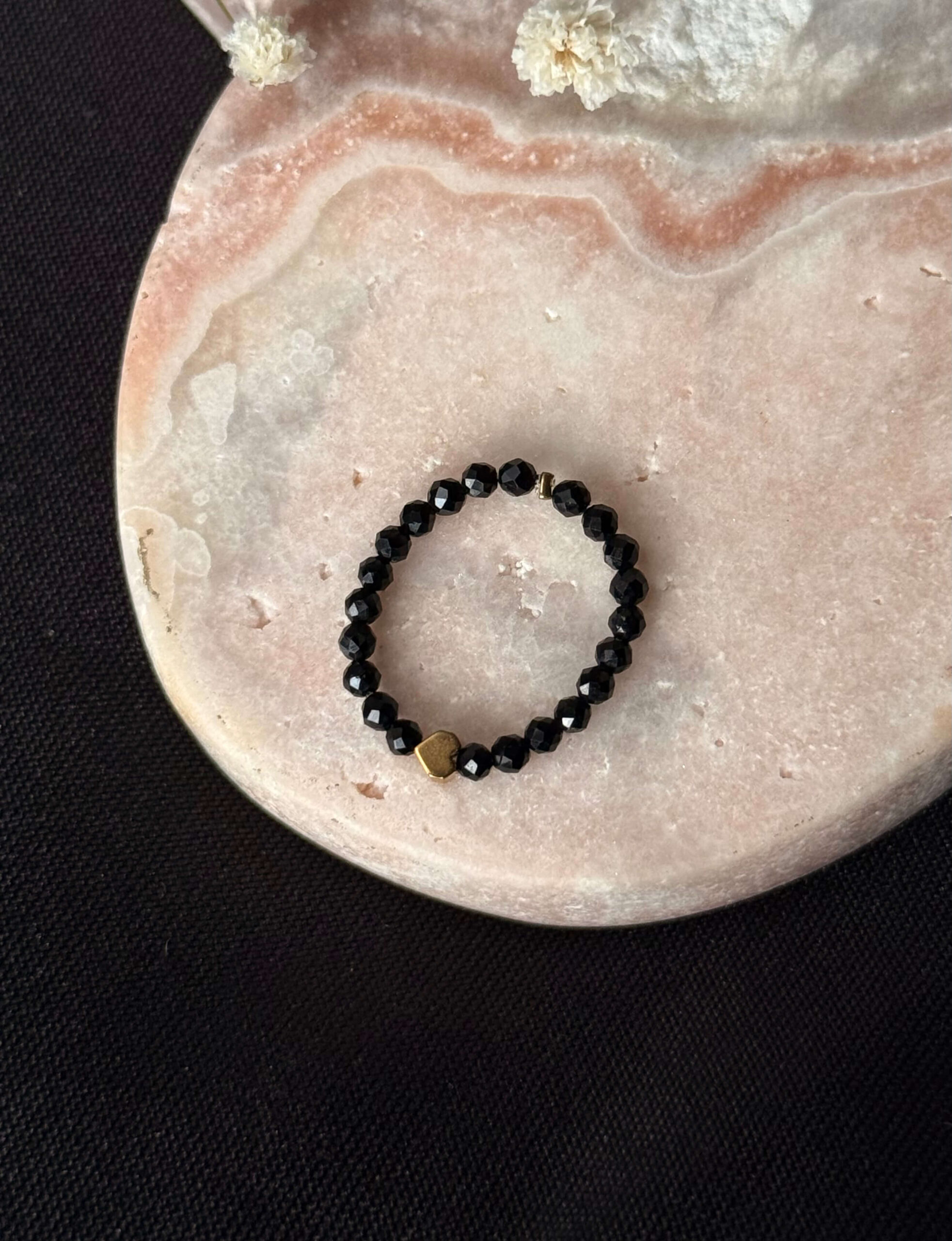 Pierścionek elastyczny z czarnym turmalinem i mini serduszkiem - obrazek 3