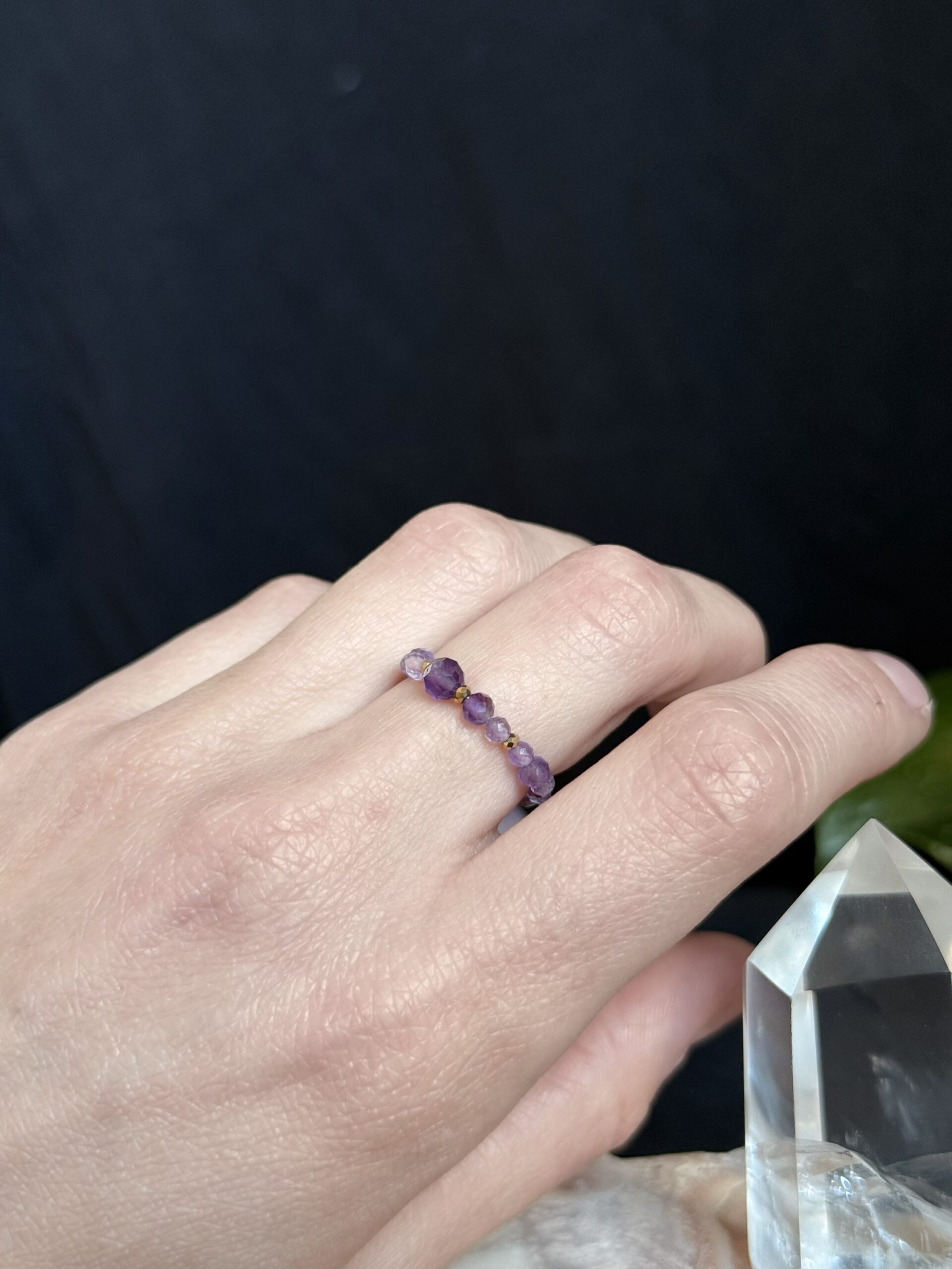 Pierścionek elastyczny z ametystem i hematytem "Violet flos" - obrazek 2